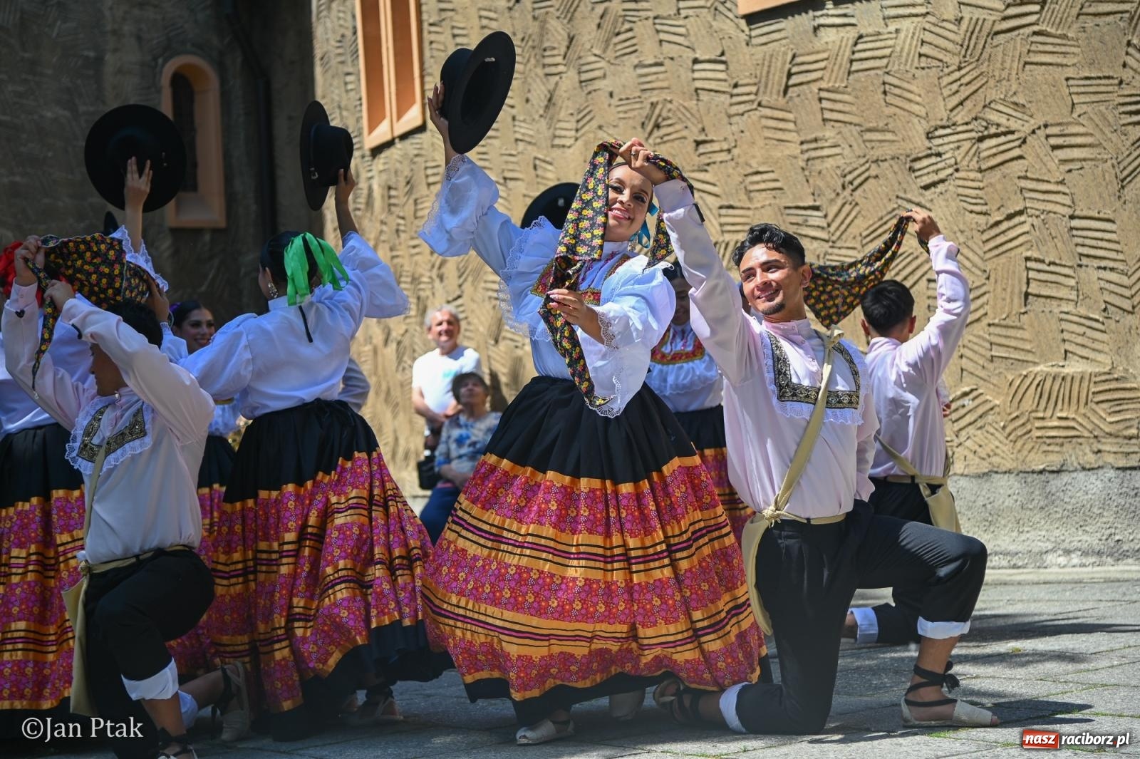 Zdjęcie w galerii na portalu naszraciborz.pl: Międzynarodowy folklor w Raciborzu. Zespoły z Kolumbii, Czech i Polski wspólnie na festiwalu wiadomości z regionu