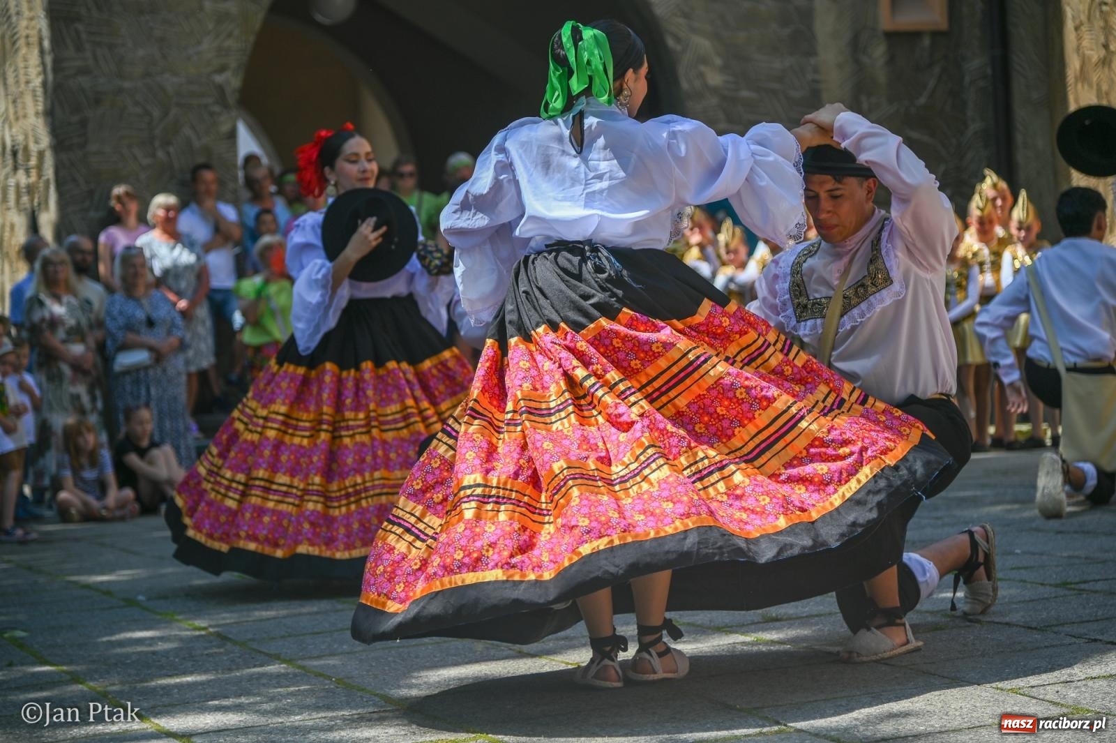 Zdjęcie w galerii na portalu naszraciborz.pl: Międzynarodowy folklor w Raciborzu. Zespoły z Kolumbii, Czech i Polski wspólnie na festiwalu wiadomości z regionu
