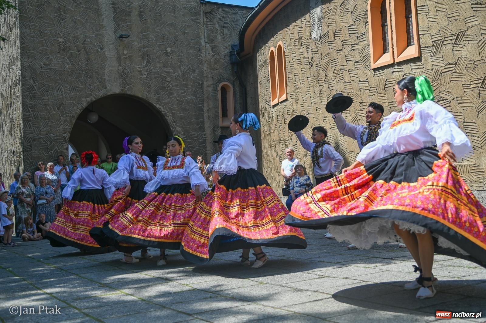 Zdjęcie w galerii na portalu naszraciborz.pl: Międzynarodowy folklor w Raciborzu. Zespoły z Kolumbii, Czech i Polski wspólnie na festiwalu wiadomości z regionu