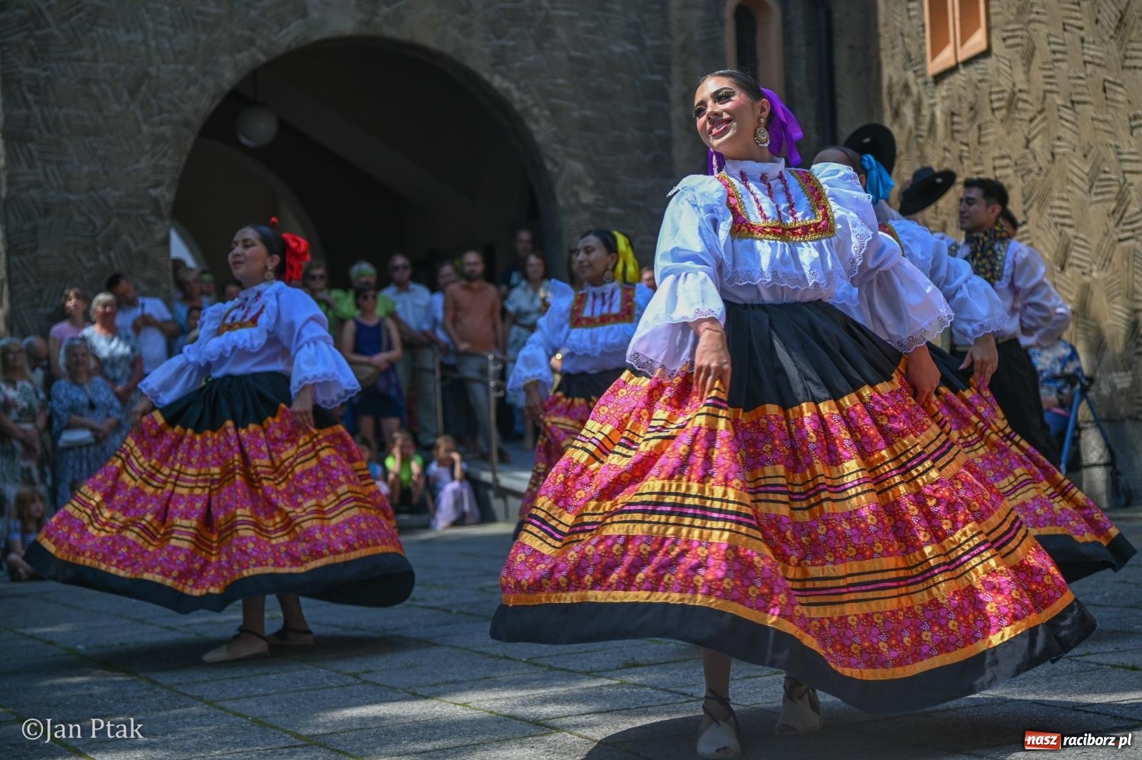 Zdjęcie w galerii na portalu naszraciborz.pl: Międzynarodowy folklor w Raciborzu. Zespoły z Kolumbii, Czech i Polski wspólnie na festiwalu wiadomości z regionu