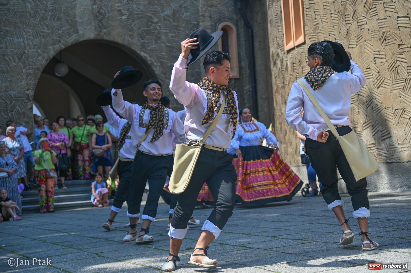 Zdjęcie w galerii na portalu naszraciborz.pl: Międzynarodowy folklor w Raciborzu. Zespoły z Kolumbii, Czech i Polski wspólnie na festiwalu wiadomości z regionu