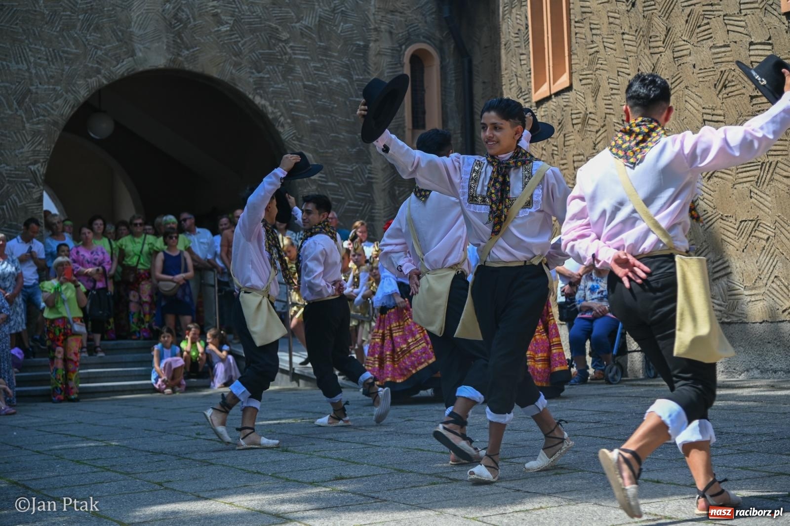 Zdjęcie w galerii na portalu naszraciborz.pl: Międzynarodowy folklor w Raciborzu. Zespoły z Kolumbii, Czech i Polski wspólnie na festiwalu wiadomości z regionu