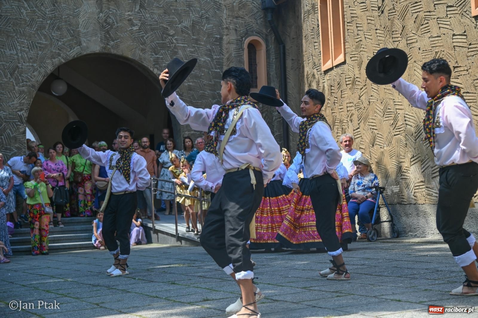 Zdjęcie w galerii na portalu naszraciborz.pl: Międzynarodowy folklor w Raciborzu. Zespoły z Kolumbii, Czech i Polski wspólnie na festiwalu wiadomości z regionu