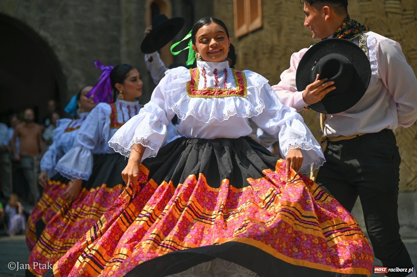 Zdjęcie w galerii na portalu naszraciborz.pl: Międzynarodowy folklor w Raciborzu. Zespoły z Kolumbii, Czech i Polski wspólnie na festiwalu wiadomości z regionu
