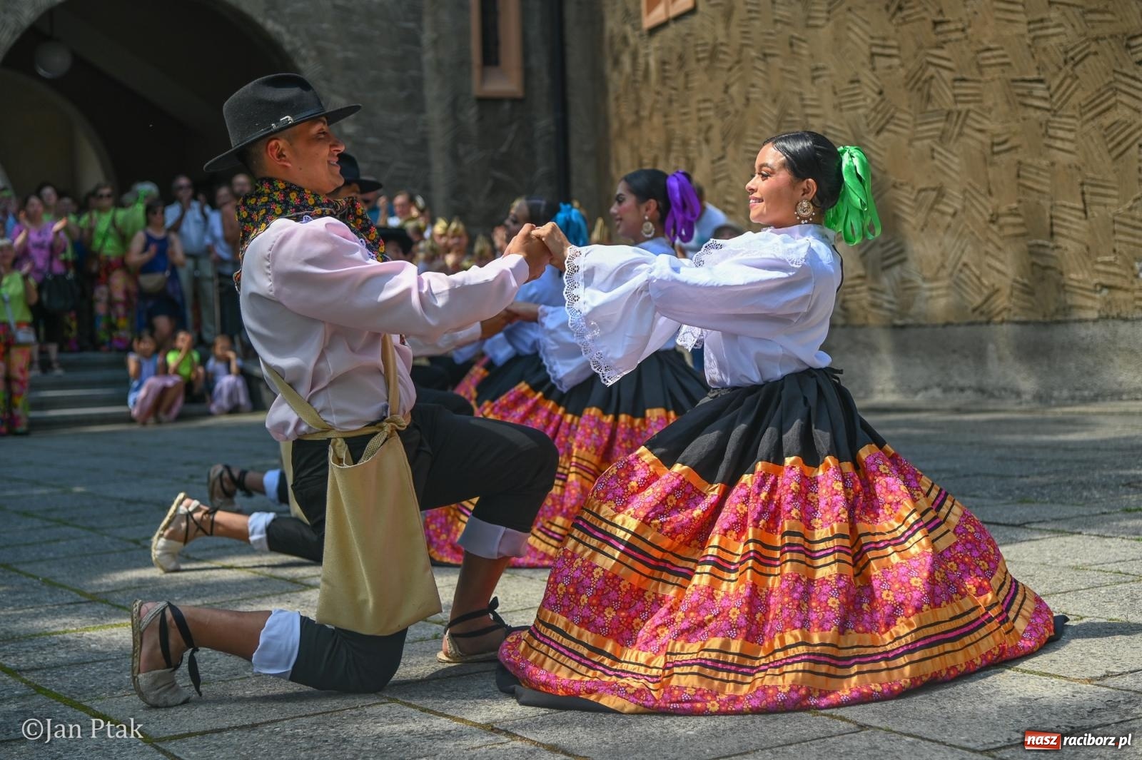 Zdjęcie w galerii na portalu naszraciborz.pl: Międzynarodowy folklor w Raciborzu. Zespoły z Kolumbii, Czech i Polski wspólnie na festiwalu wiadomości z regionu