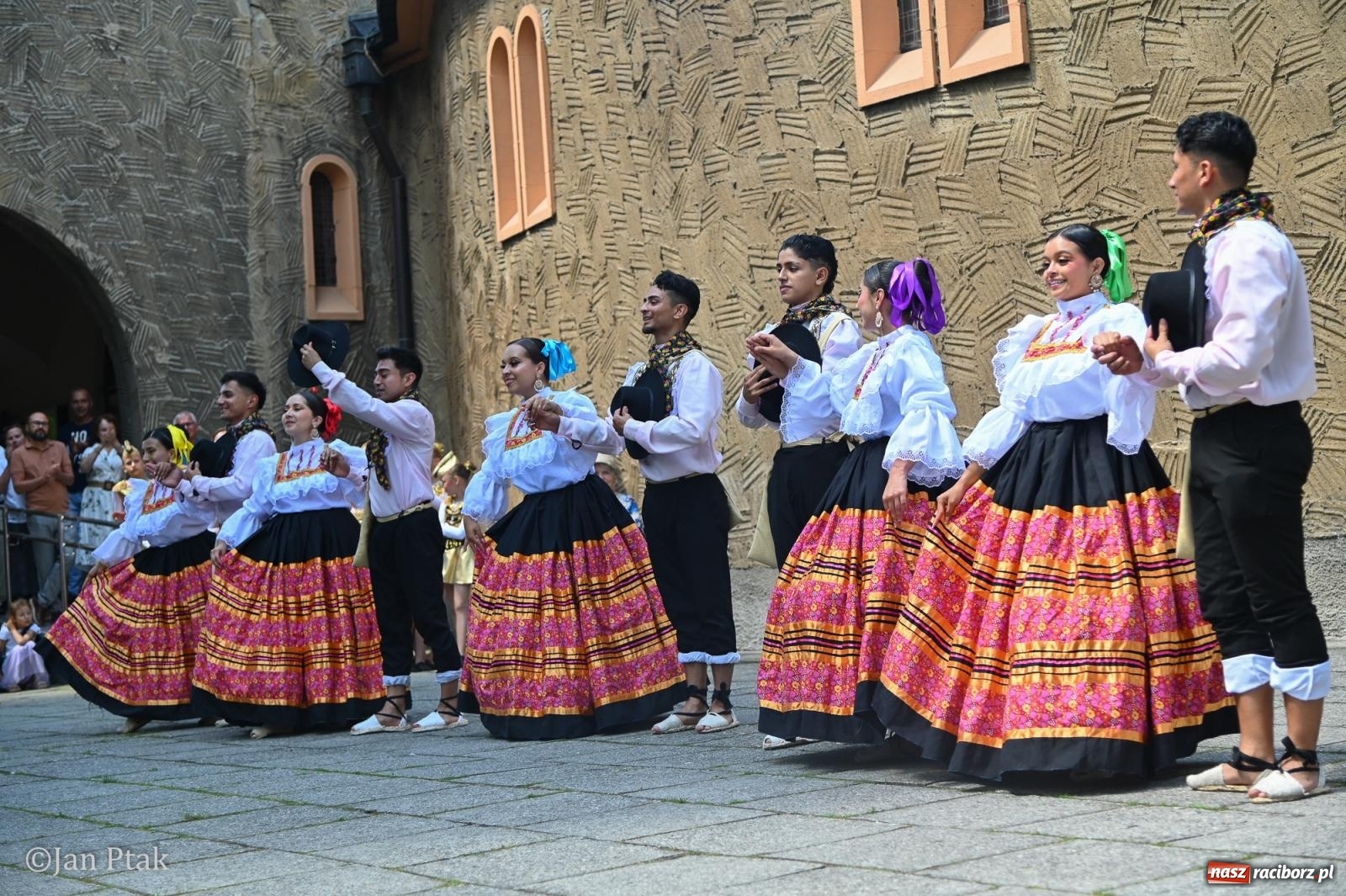 Zdjęcie w galerii na portalu naszraciborz.pl: Międzynarodowy folklor w Raciborzu. Zespoły z Kolumbii, Czech i Polski wspólnie na festiwalu wiadomości z regionu