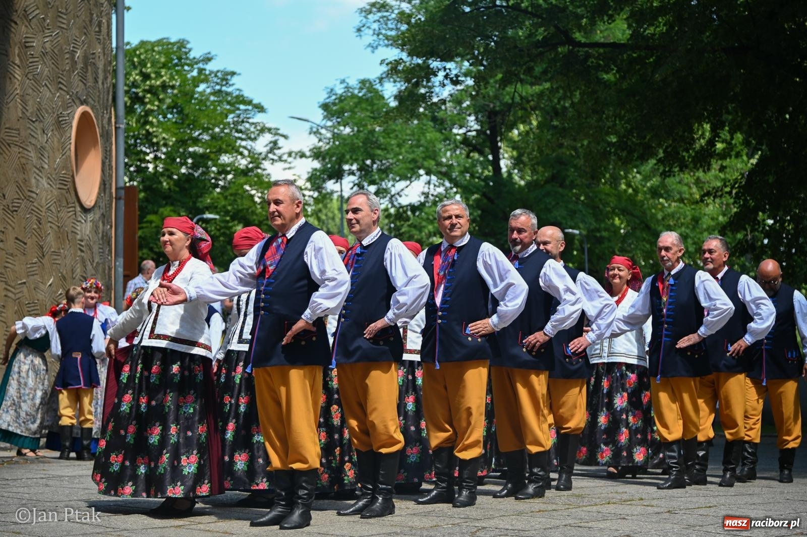 Zdjęcie w galerii na portalu naszraciborz.pl: Międzynarodowy folklor w Raciborzu. Zespoły z Kolumbii, Czech i Polski wspólnie na festiwalu wiadomości z regionu