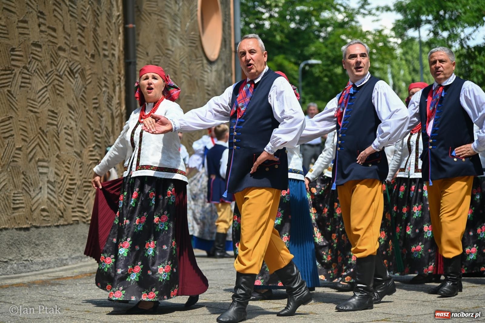 Zdjęcie w galerii na portalu naszraciborz.pl: Międzynarodowy folklor w Raciborzu. Zespoły z Kolumbii, Czech i Polski wspólnie na festiwalu wiadomości z regionu