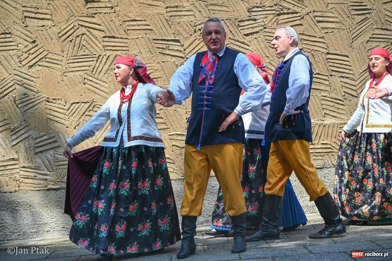 Zdjęcie w galerii na portalu naszraciborz.pl: Międzynarodowy folklor w Raciborzu. Zespoły z Kolumbii, Czech i Polski wspólnie na festiwalu wiadomości z regionu