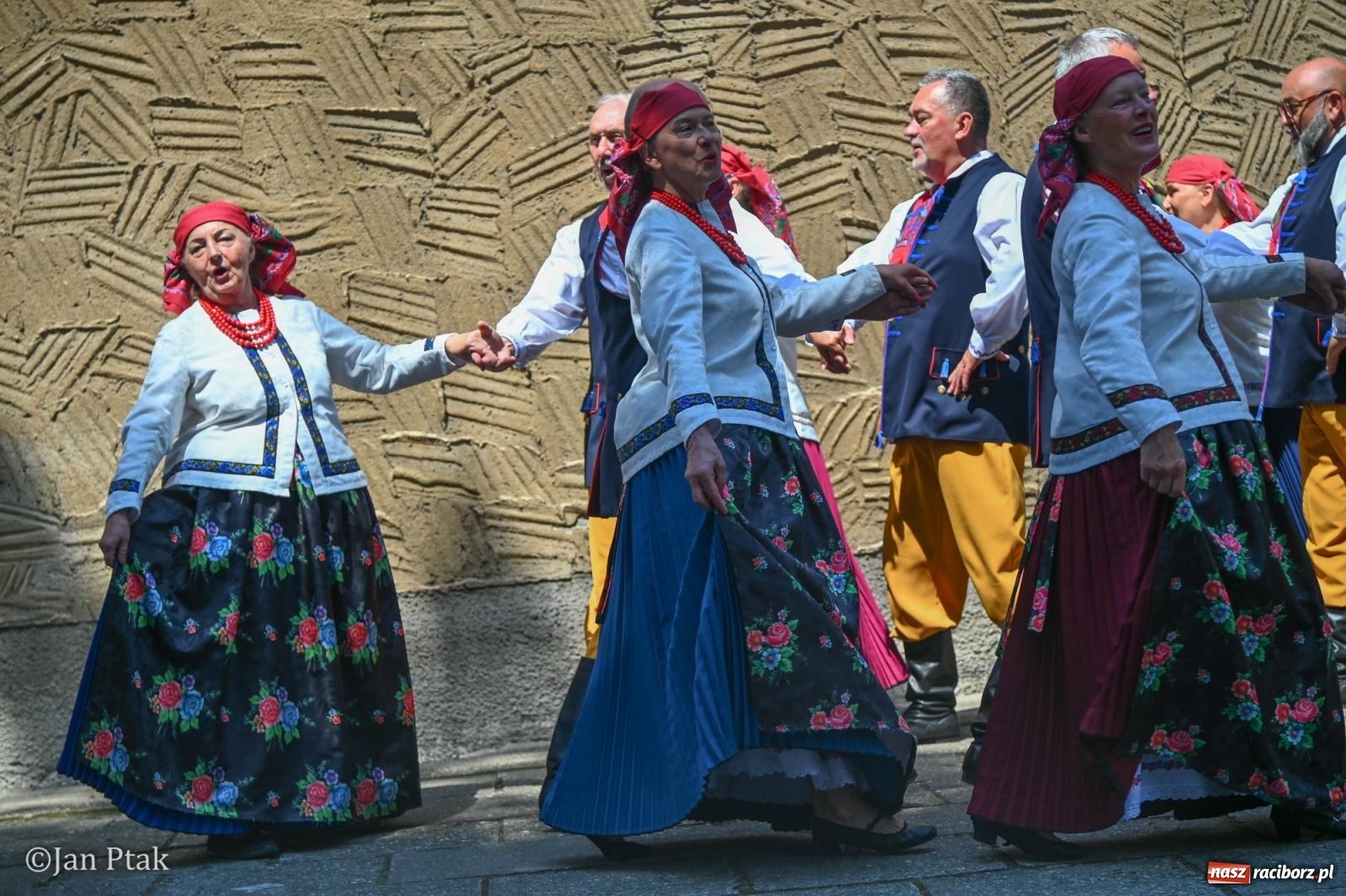 Zdjęcie w galerii na portalu naszraciborz.pl: Międzynarodowy folklor w Raciborzu. Zespoły z Kolumbii, Czech i Polski wspólnie na festiwalu wiadomości z regionu