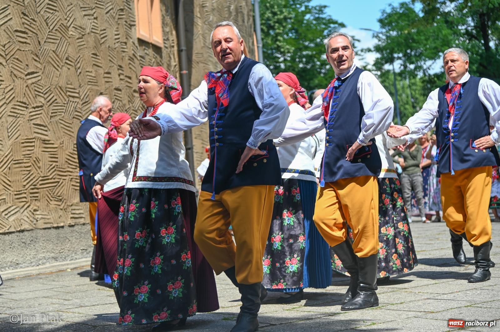 Zdjęcie w galerii na portalu naszraciborz.pl: Międzynarodowy folklor w Raciborzu. Zespoły z Kolumbii, Czech i Polski wspólnie na festiwalu wiadomości z regionu