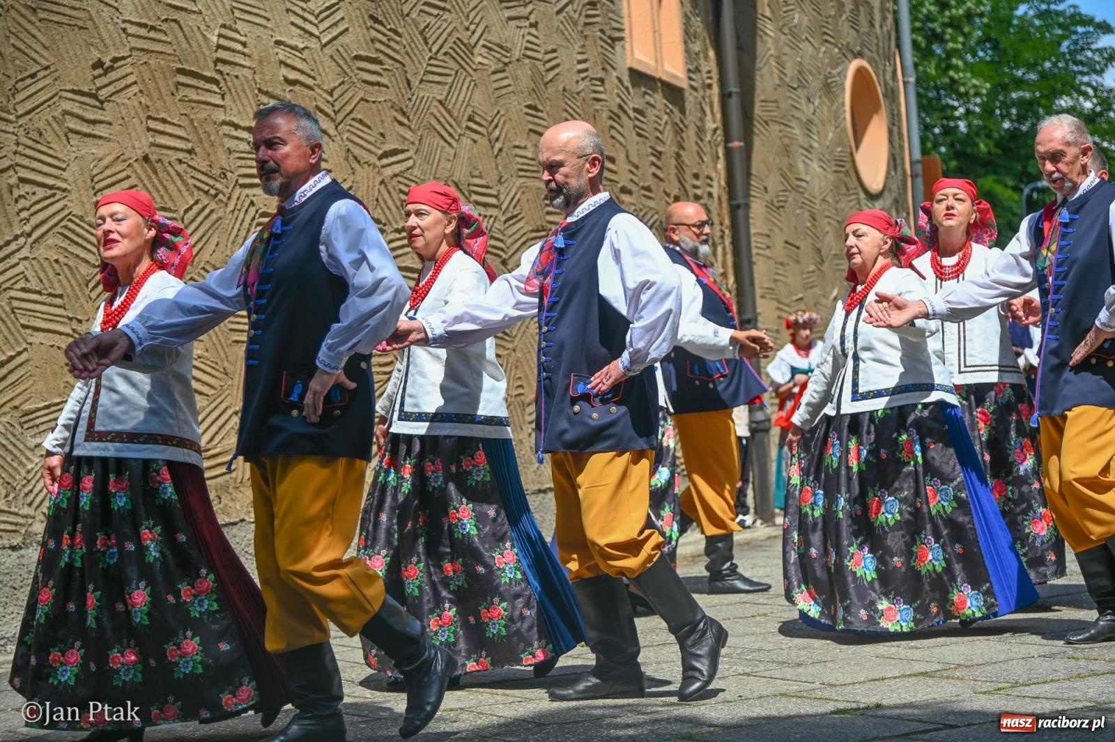 Zdjęcie w galerii na portalu naszraciborz.pl: Międzynarodowy folklor w Raciborzu. Zespoły z Kolumbii, Czech i Polski wspólnie na festiwalu wiadomości z regionu