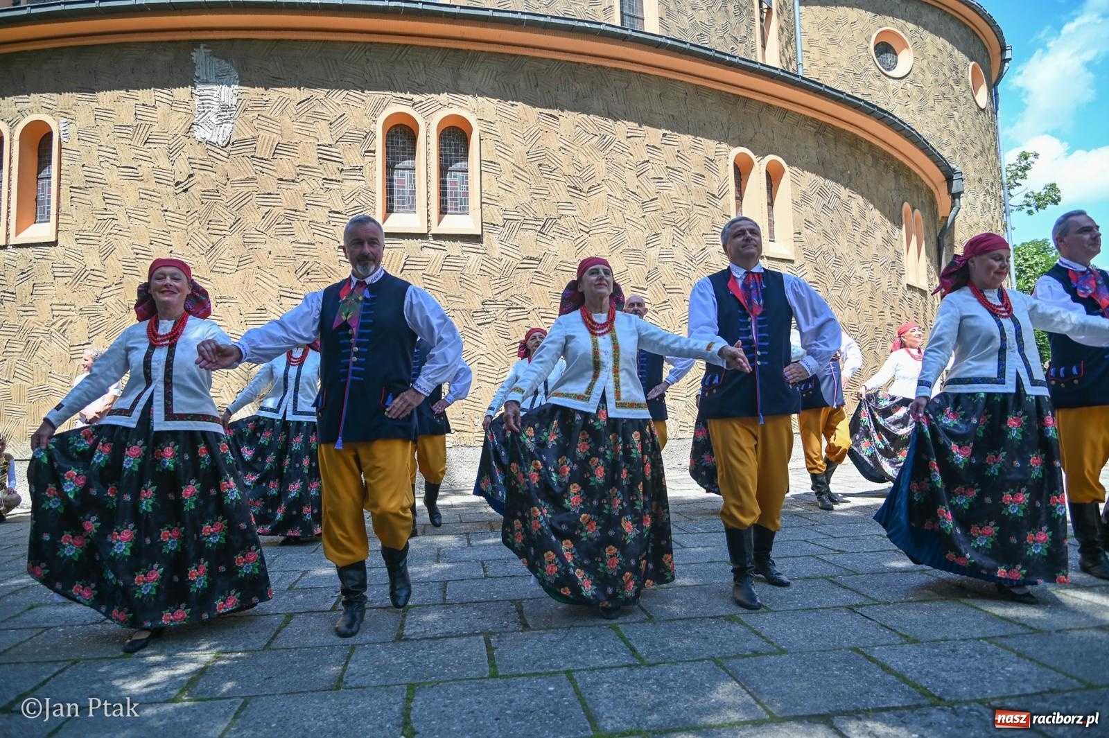Zdjęcie w galerii na portalu naszraciborz.pl: Międzynarodowy folklor w Raciborzu. Zespoły z Kolumbii, Czech i Polski wspólnie na festiwalu wiadomości z regionu