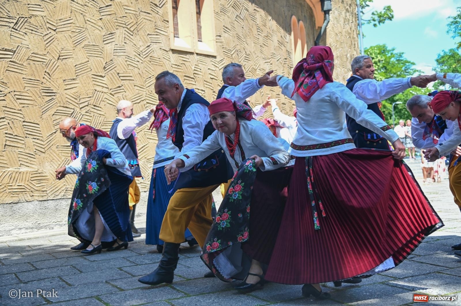 Zdjęcie w galerii na portalu naszraciborz.pl: Międzynarodowy folklor w Raciborzu. Zespoły z Kolumbii, Czech i Polski wspólnie na festiwalu wiadomości z regionu