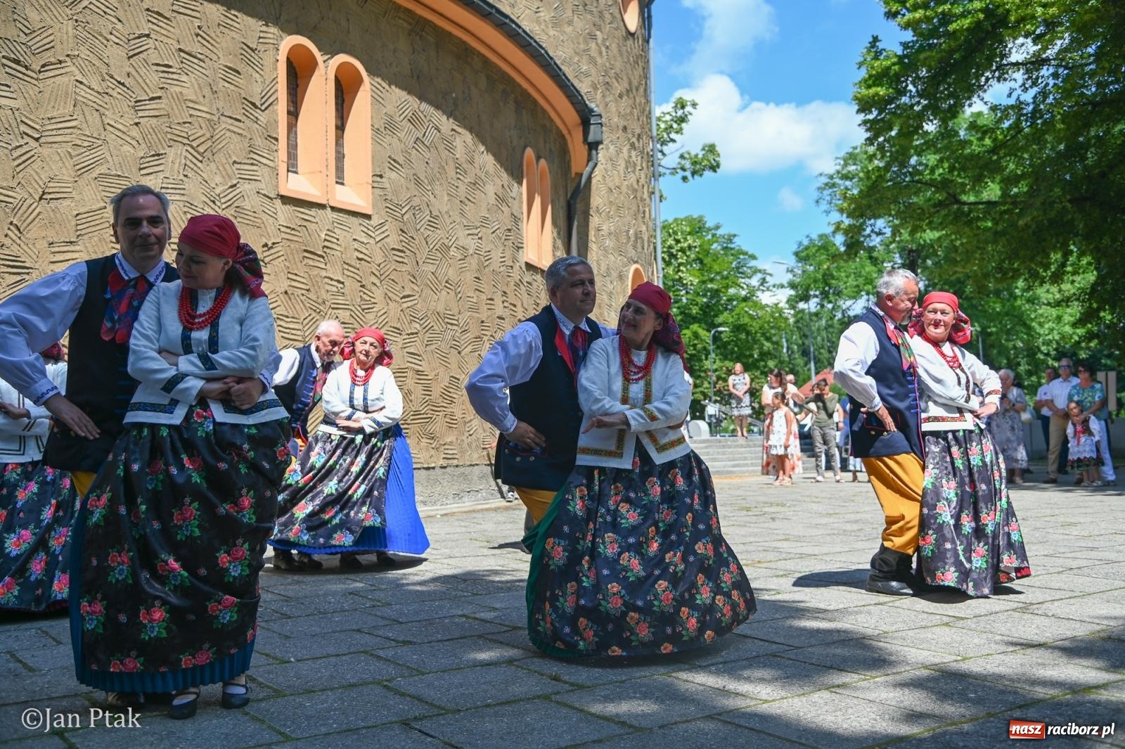 Zdjęcie w galerii na portalu naszraciborz.pl: Międzynarodowy folklor w Raciborzu. Zespoły z Kolumbii, Czech i Polski wspólnie na festiwalu wiadomości z regionu