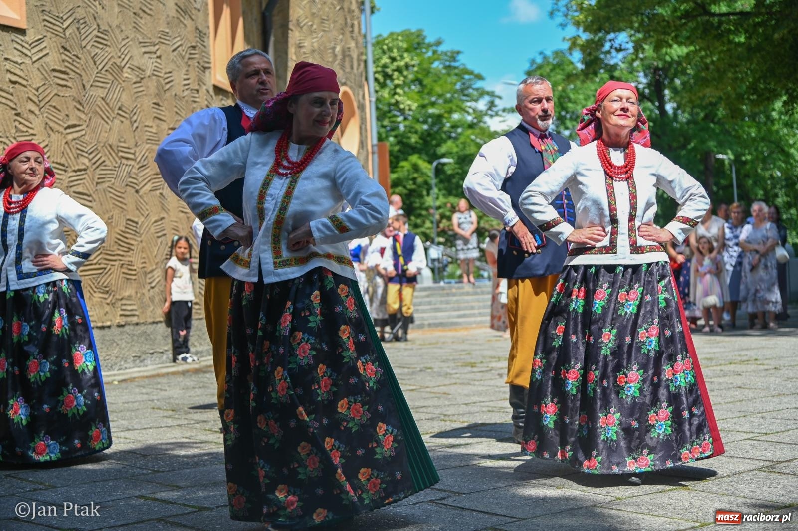 Zdjęcie w galerii na portalu naszraciborz.pl: Międzynarodowy folklor w Raciborzu. Zespoły z Kolumbii, Czech i Polski wspólnie na festiwalu wiadomości z regionu