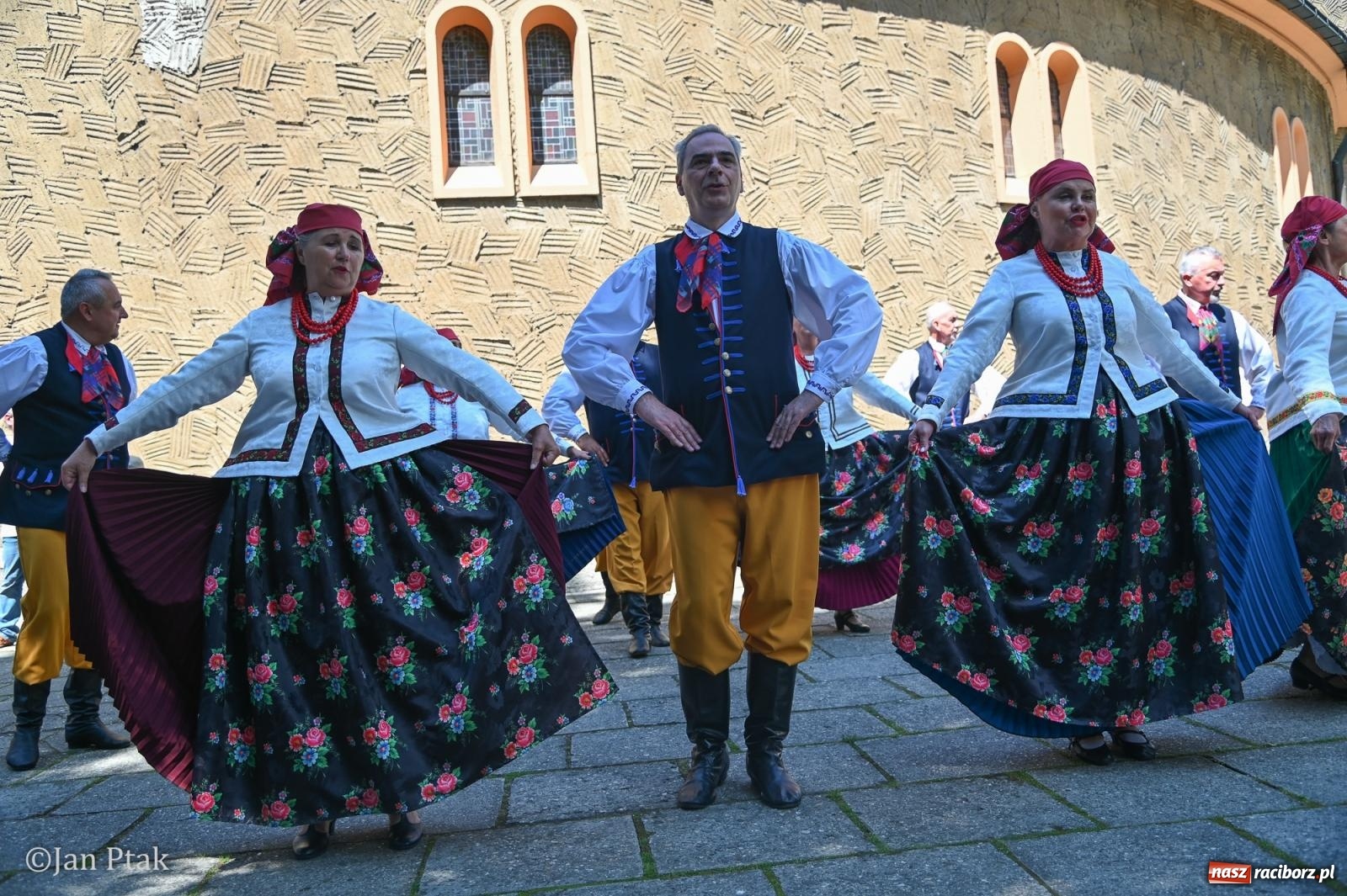 Zdjęcie w galerii na portalu naszraciborz.pl: Międzynarodowy folklor w Raciborzu. Zespoły z Kolumbii, Czech i Polski wspólnie na festiwalu wiadomości z regionu