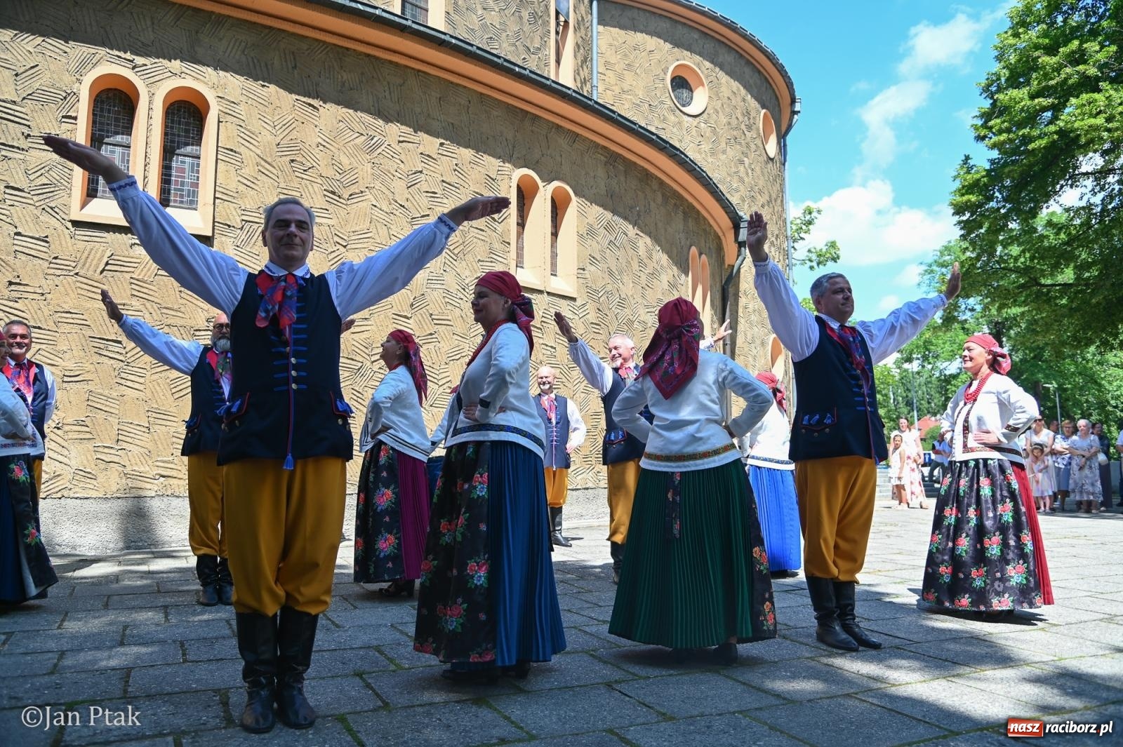 Zdjęcie w galerii na portalu naszraciborz.pl: Międzynarodowy folklor w Raciborzu. Zespoły z Kolumbii, Czech i Polski wspólnie na festiwalu wiadomości z regionu
