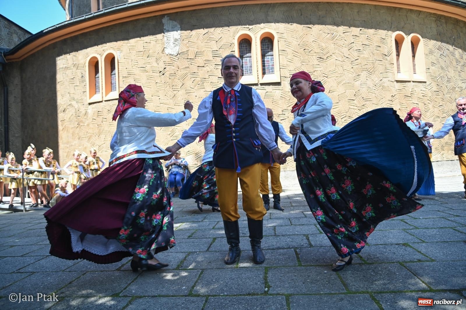 Zdjęcie w galerii na portalu naszraciborz.pl: Międzynarodowy folklor w Raciborzu. Zespoły z Kolumbii, Czech i Polski wspólnie na festiwalu wiadomości z regionu