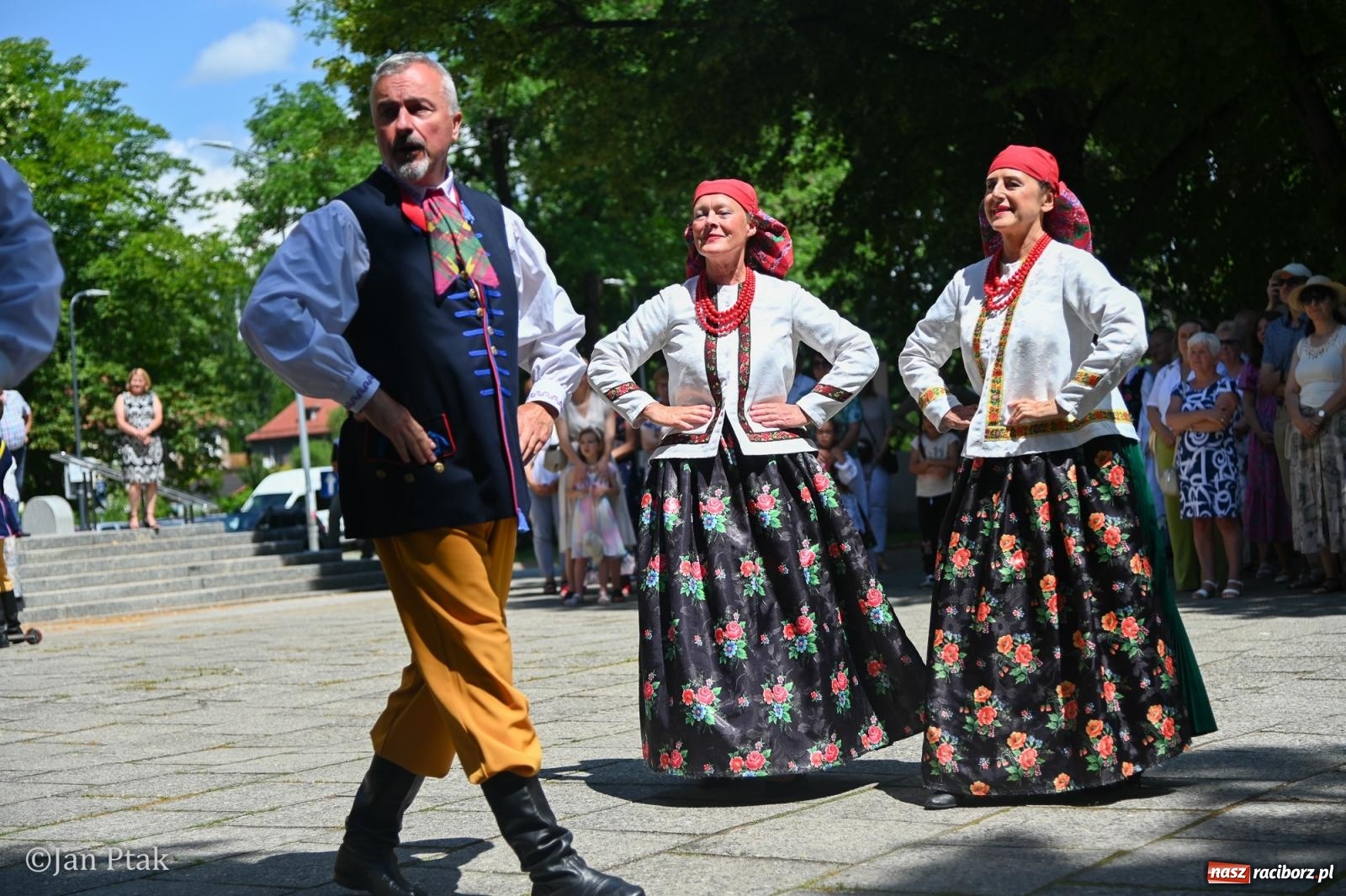Zdjęcie w galerii na portalu naszraciborz.pl: Międzynarodowy folklor w Raciborzu. Zespoły z Kolumbii, Czech i Polski wspólnie na festiwalu wiadomości z regionu