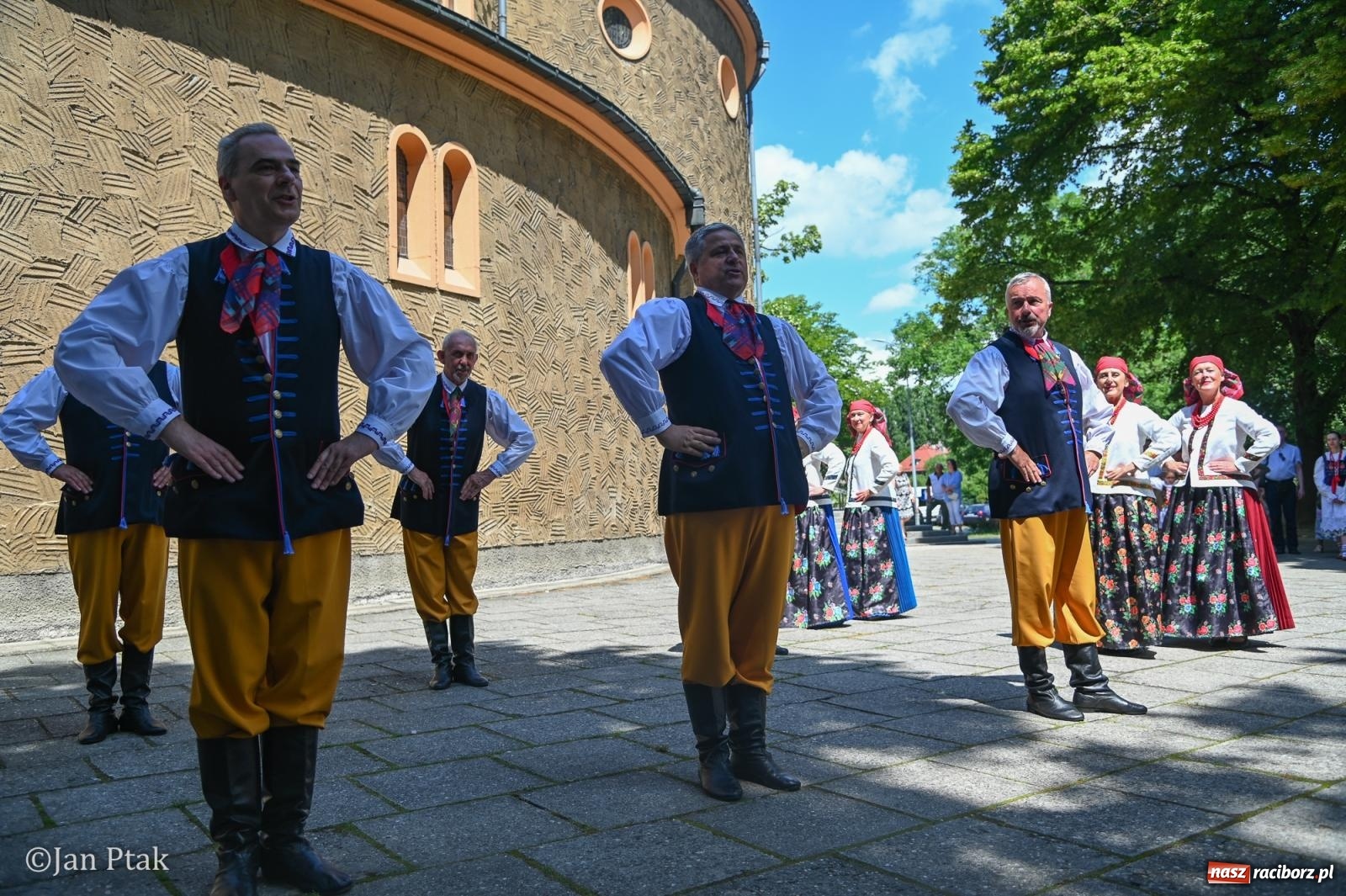 Zdjęcie w galerii na portalu naszraciborz.pl: Międzynarodowy folklor w Raciborzu. Zespoły z Kolumbii, Czech i Polski wspólnie na festiwalu wiadomości z regionu