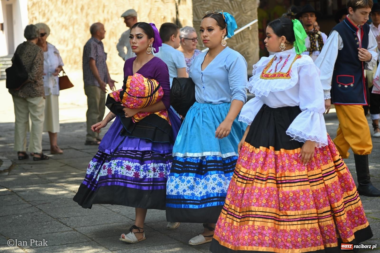 Zdjęcie w galerii na portalu naszraciborz.pl: Międzynarodowy folklor w Raciborzu. Zespoły z Kolumbii, Czech i Polski wspólnie na festiwalu wiadomości z regionu
