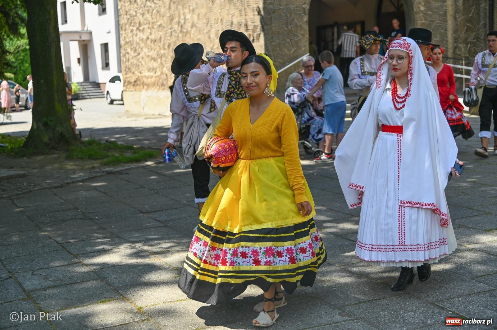 Zdjęcie w galerii na portalu naszraciborz.pl: Międzynarodowy folklor w Raciborzu. Zespoły z Kolumbii, Czech i Polski wspólnie na festiwalu wiadomości z regionu