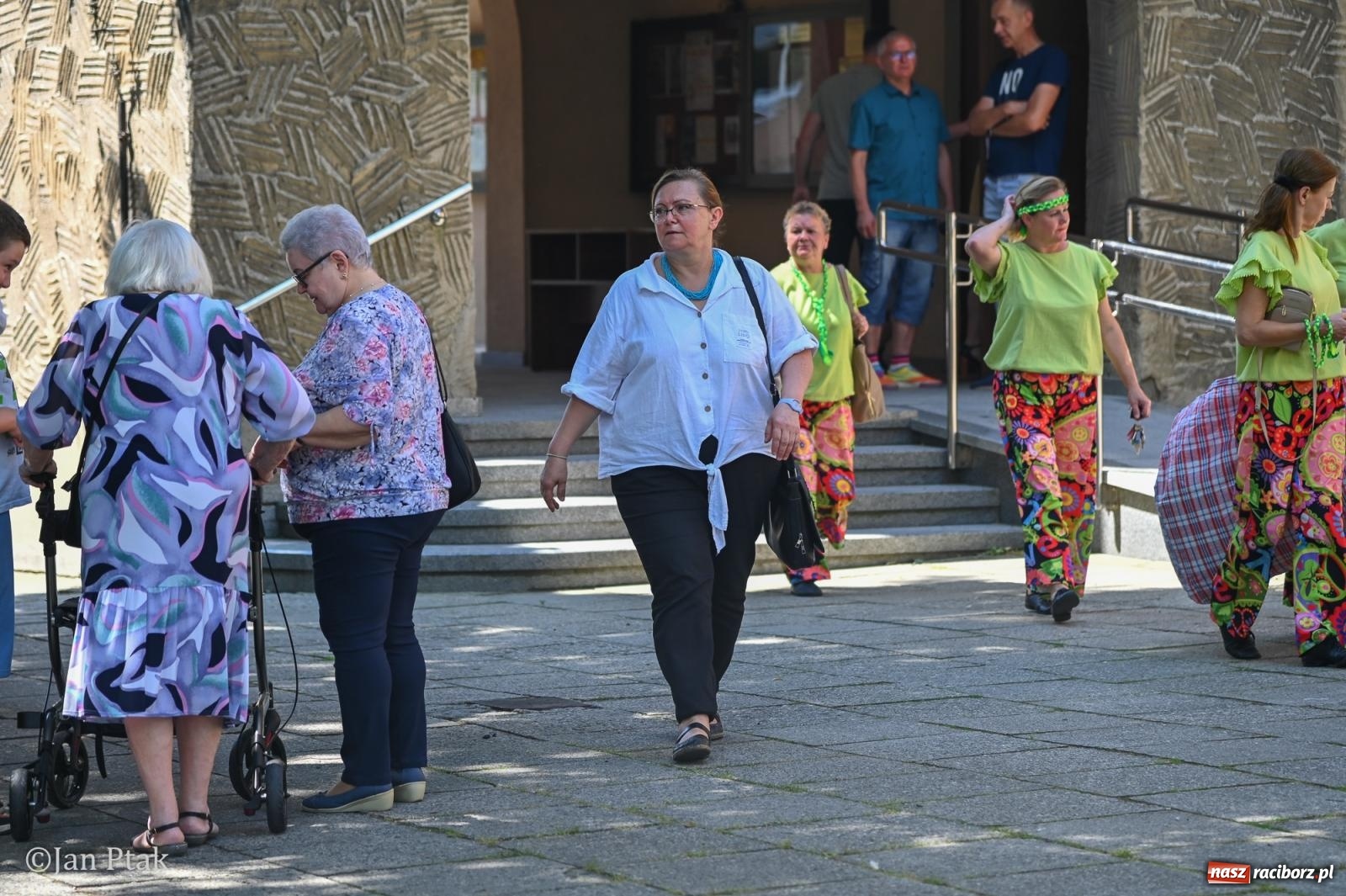 Zdjęcie w galerii na portalu naszraciborz.pl: Międzynarodowy folklor w Raciborzu. Zespoły z Kolumbii, Czech i Polski wspólnie na festiwalu wiadomości z regionu