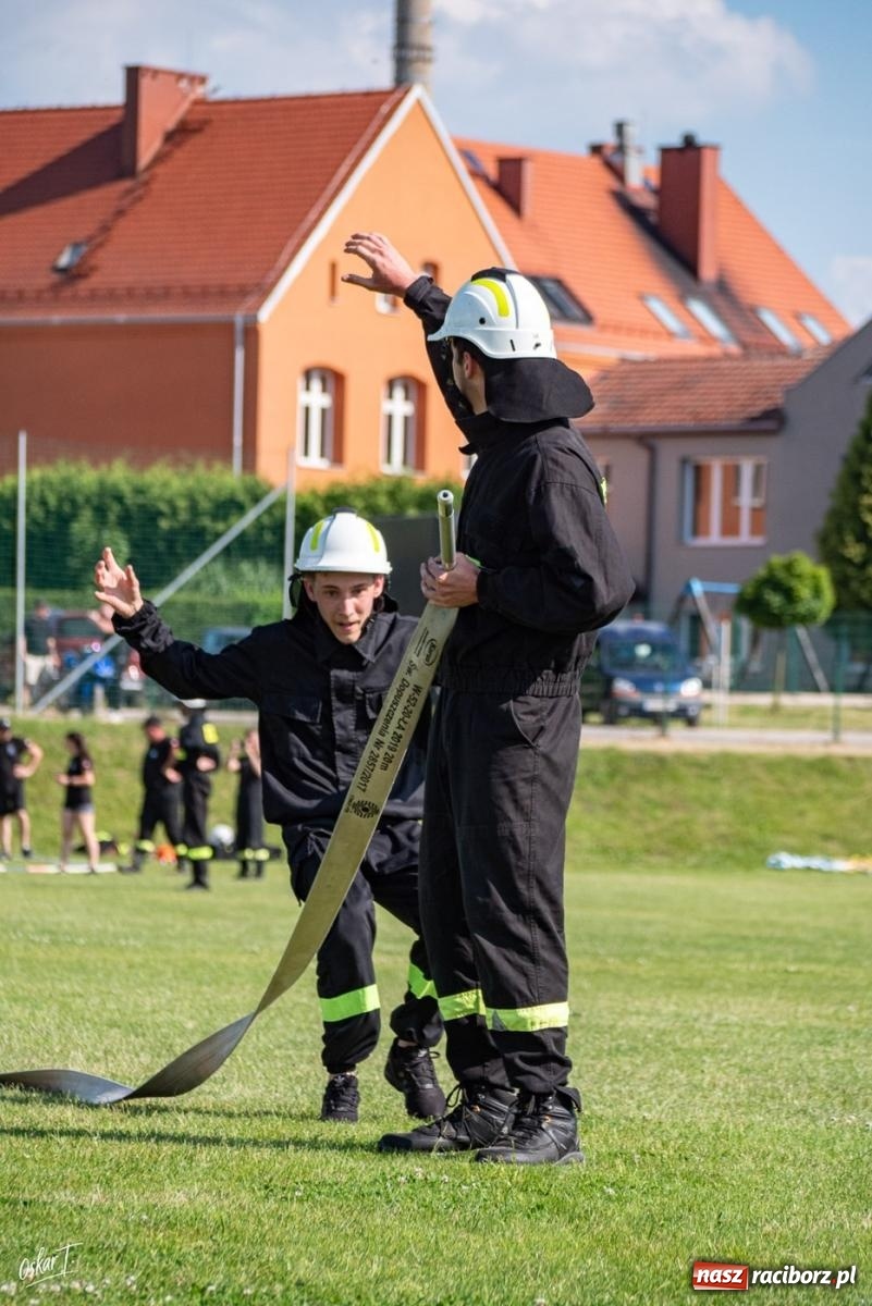 Zdjęcie w galerii na portalu naszraciborz.pl: Upał, emocje i walka do końca. Strażacy rywalizowali w Raszczycach [FOTO] wiadomości z regionu