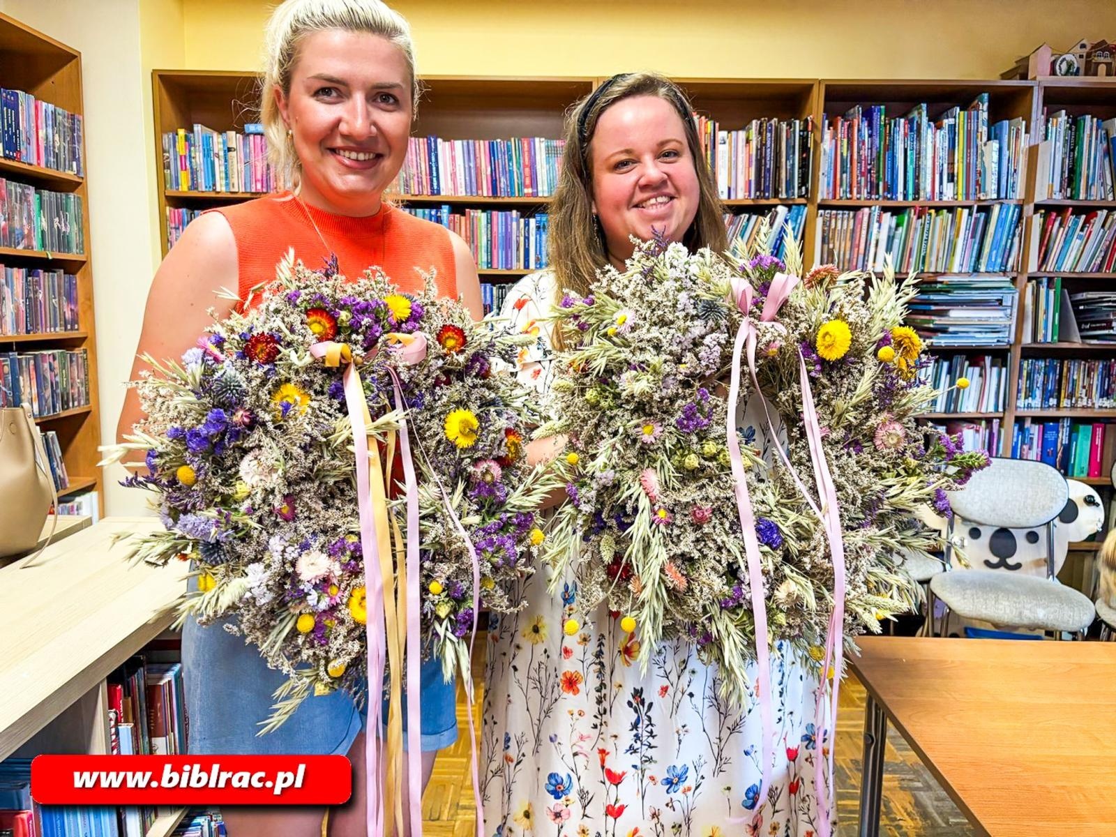 Zdjęcie w galerii na portalu naszraciborz.pl: Wieńce świętojańskie z suszonych kwiatów - warsztaty w bibliotece wiadomości z regionu