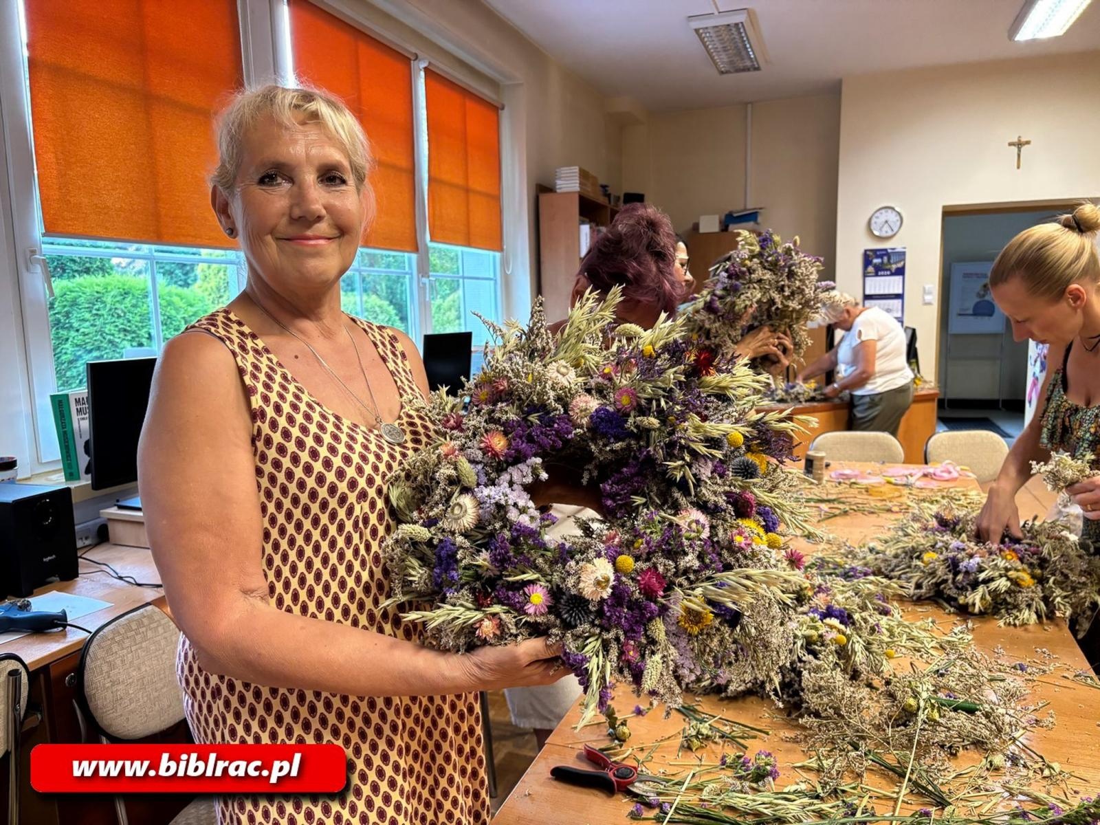 Zdjęcie w galerii na portalu naszraciborz.pl: Wieńce świętojańskie z suszonych kwiatów - warsztaty w bibliotece wiadomości z regionu