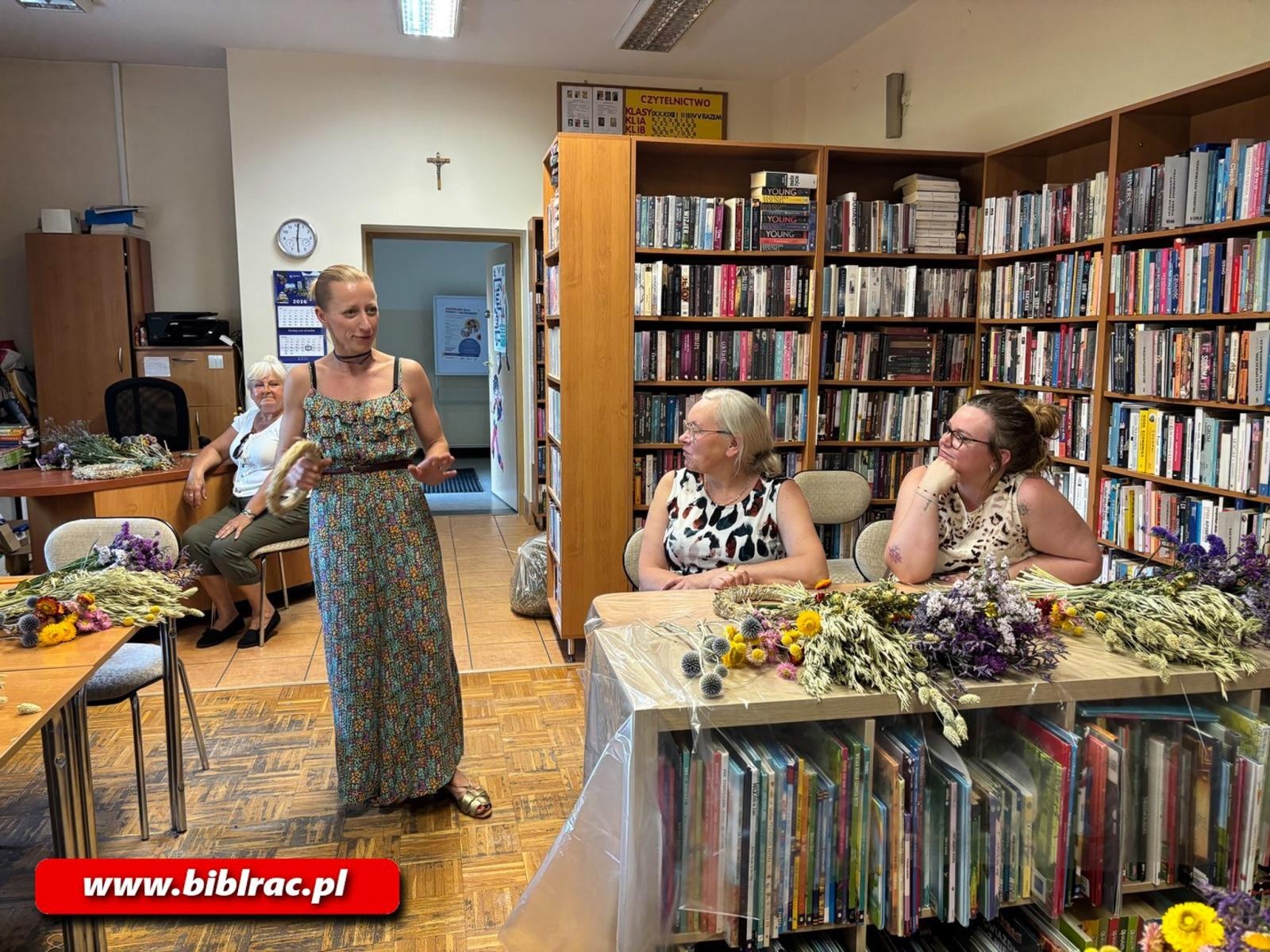 Zdjęcie w galerii na portalu naszraciborz.pl: Wieńce świętojańskie z suszonych kwiatów - warsztaty w bibliotece wiadomości z regionu