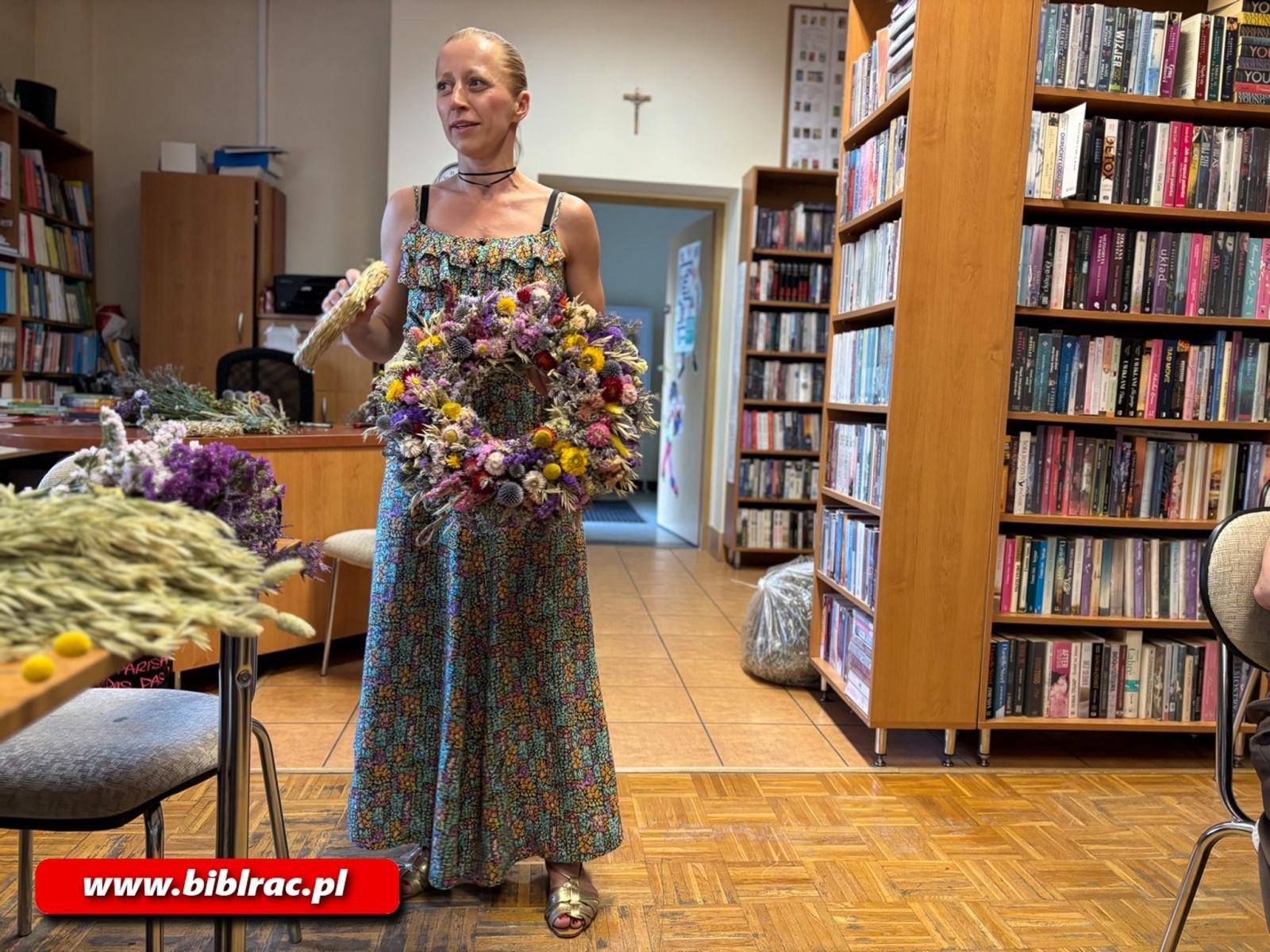 Zdjęcie w galerii na portalu naszraciborz.pl: Wieńce świętojańskie z suszonych kwiatów - warsztaty w bibliotece wiadomości z regionu