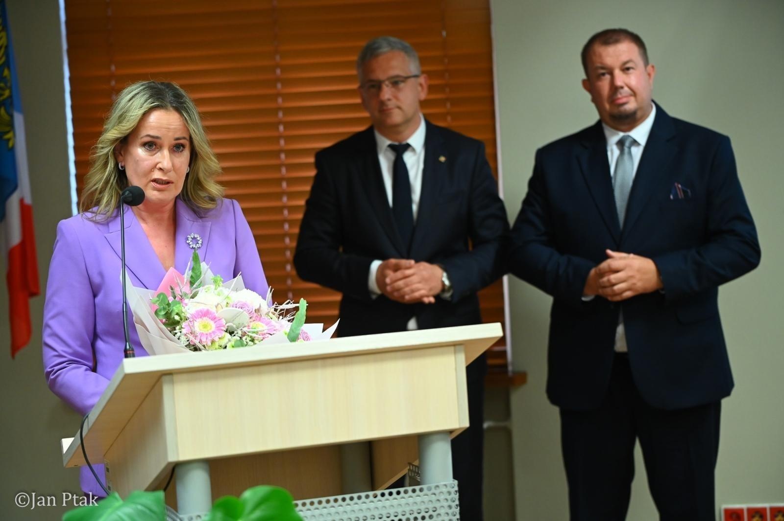 Zdjęcie w galerii na portalu naszraciborz.pl: Podziękowania, kwiaty i życzenia ministerialnej teki dla sędzi Marzeny Korzonek wiadomości z regionu
