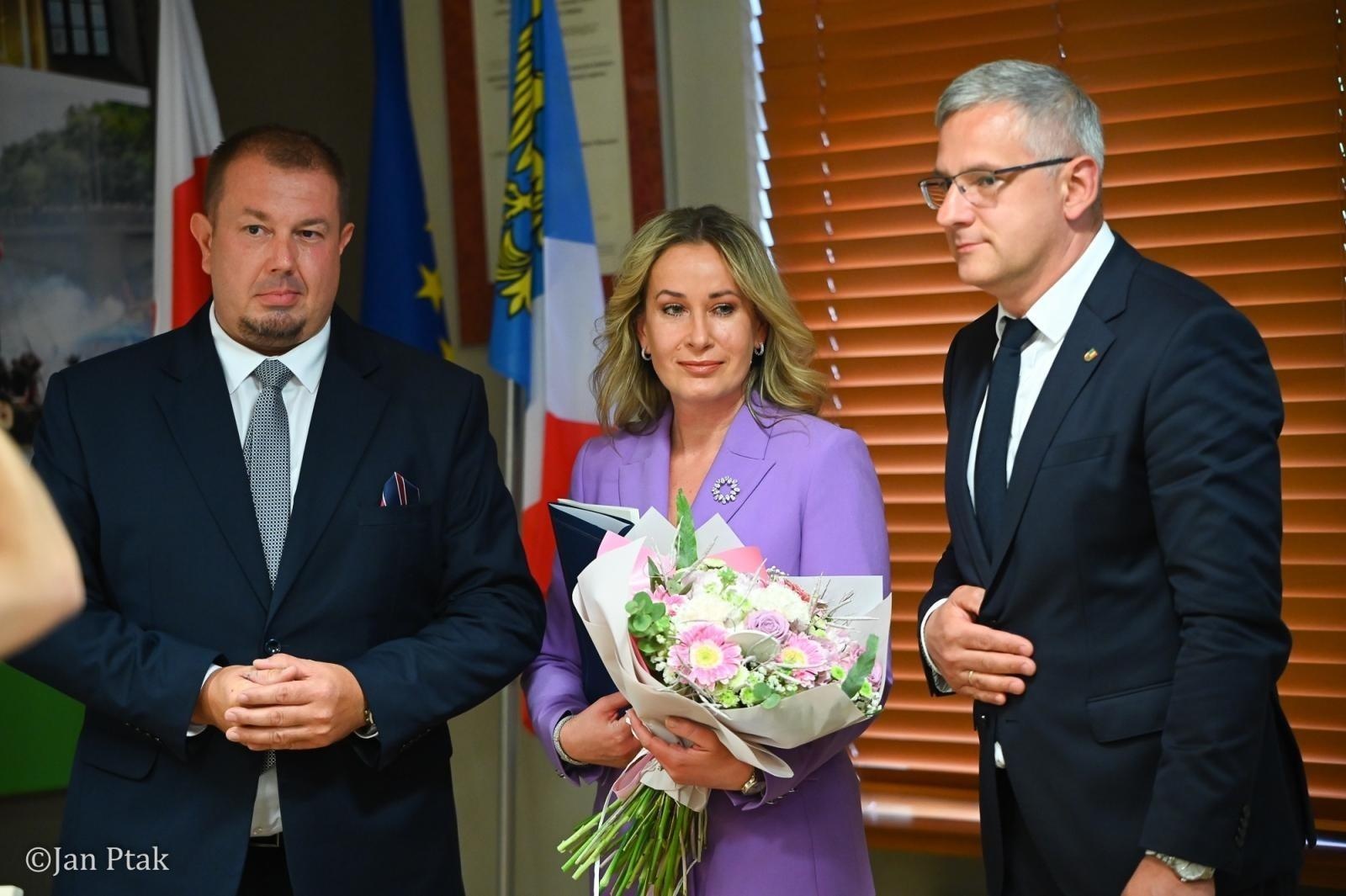 Zdjęcie w galerii na portalu naszraciborz.pl: Podziękowania, kwiaty i życzenia ministerialnej teki dla sędzi Marzeny Korzonek wiadomości z regionu