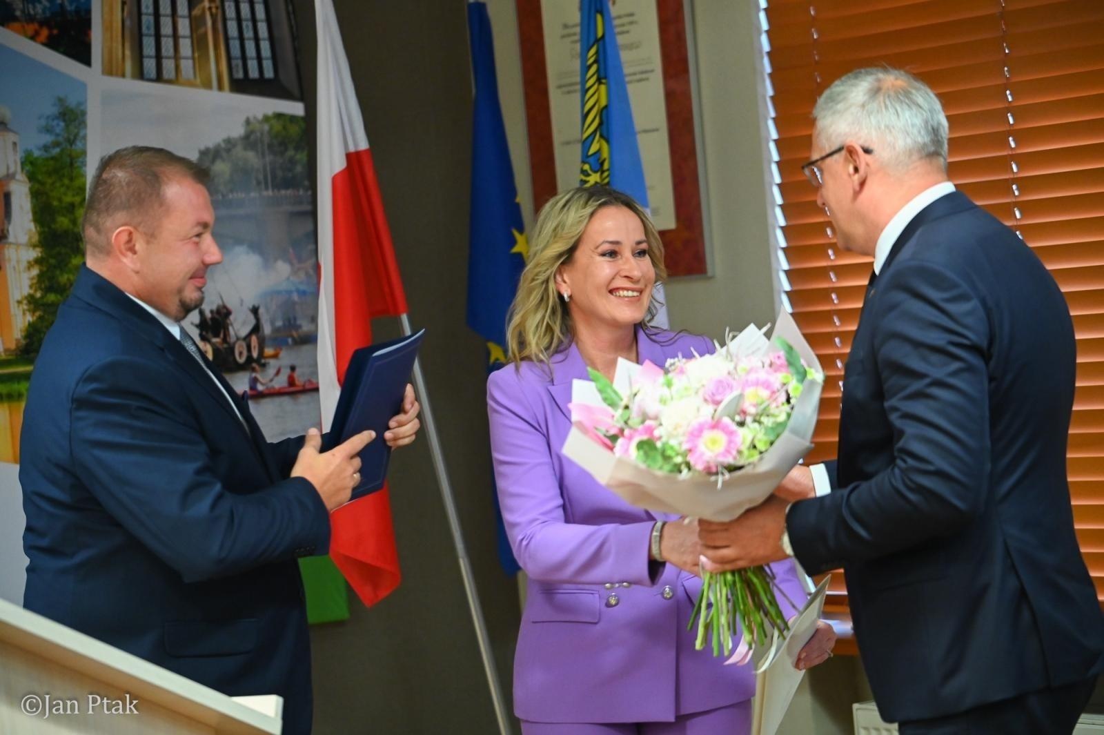 Zdjęcie w galerii na portalu naszraciborz.pl: Podziękowania, kwiaty i życzenia ministerialnej teki dla sędzi Marzeny Korzonek wiadomości z regionu