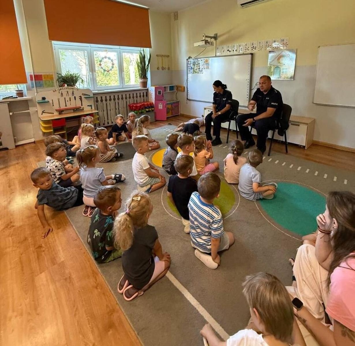 Zdjęcie w galerii na portalu naszraciborz.pl: Bezpieczne wakacje zaczynają się od edukacji. Dzielnicowi w Przedszkolu nr 16 w Raciborzu wiadomości z regionu