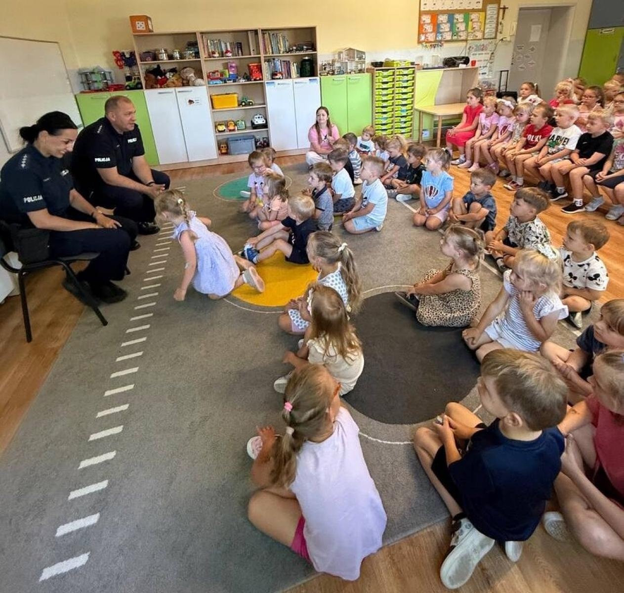 Zdjęcie w galerii na portalu naszraciborz.pl: Bezpieczne wakacje zaczynają się od edukacji. Dzielnicowi w Przedszkolu nr 16 w Raciborzu wiadomości z regionu