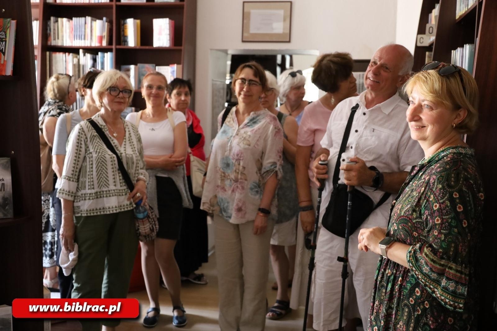 Zdjęcie w galerii na portalu naszraciborz.pl: Nie tylko Krzywy Kościół… Czytelnicy biblioteki z wizytą w Karwinie wiadomości z regionu