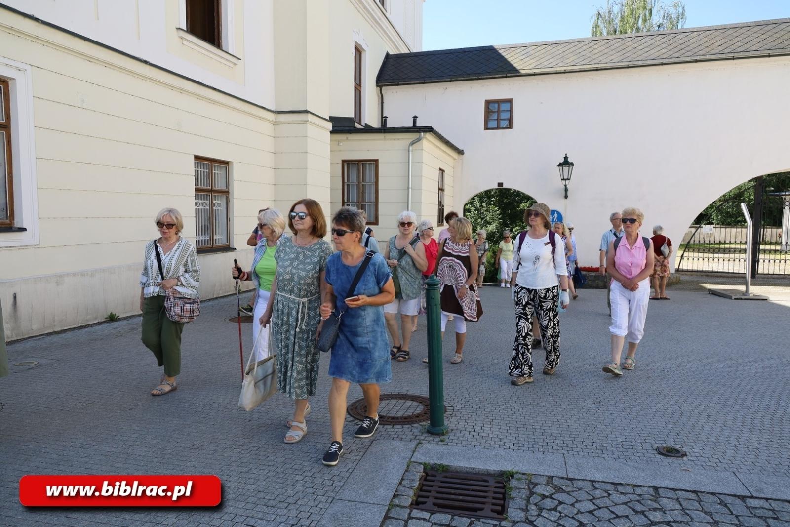 Zdjęcie w galerii na portalu naszraciborz.pl: Nie tylko Krzywy Kościół… Czytelnicy biblioteki z wizytą w Karwinie wiadomości z regionu