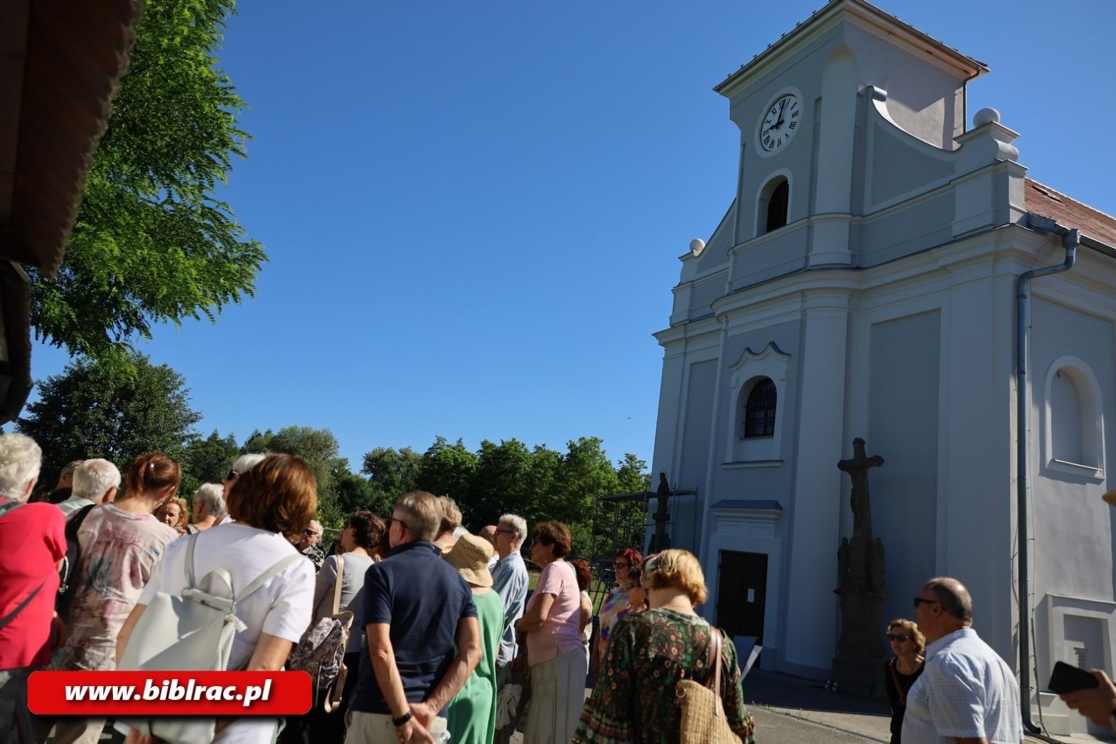 Zdjęcie w galerii na portalu naszraciborz.pl: Nie tylko Krzywy Kościół… Czytelnicy biblioteki z wizytą w Karwinie wiadomości z regionu