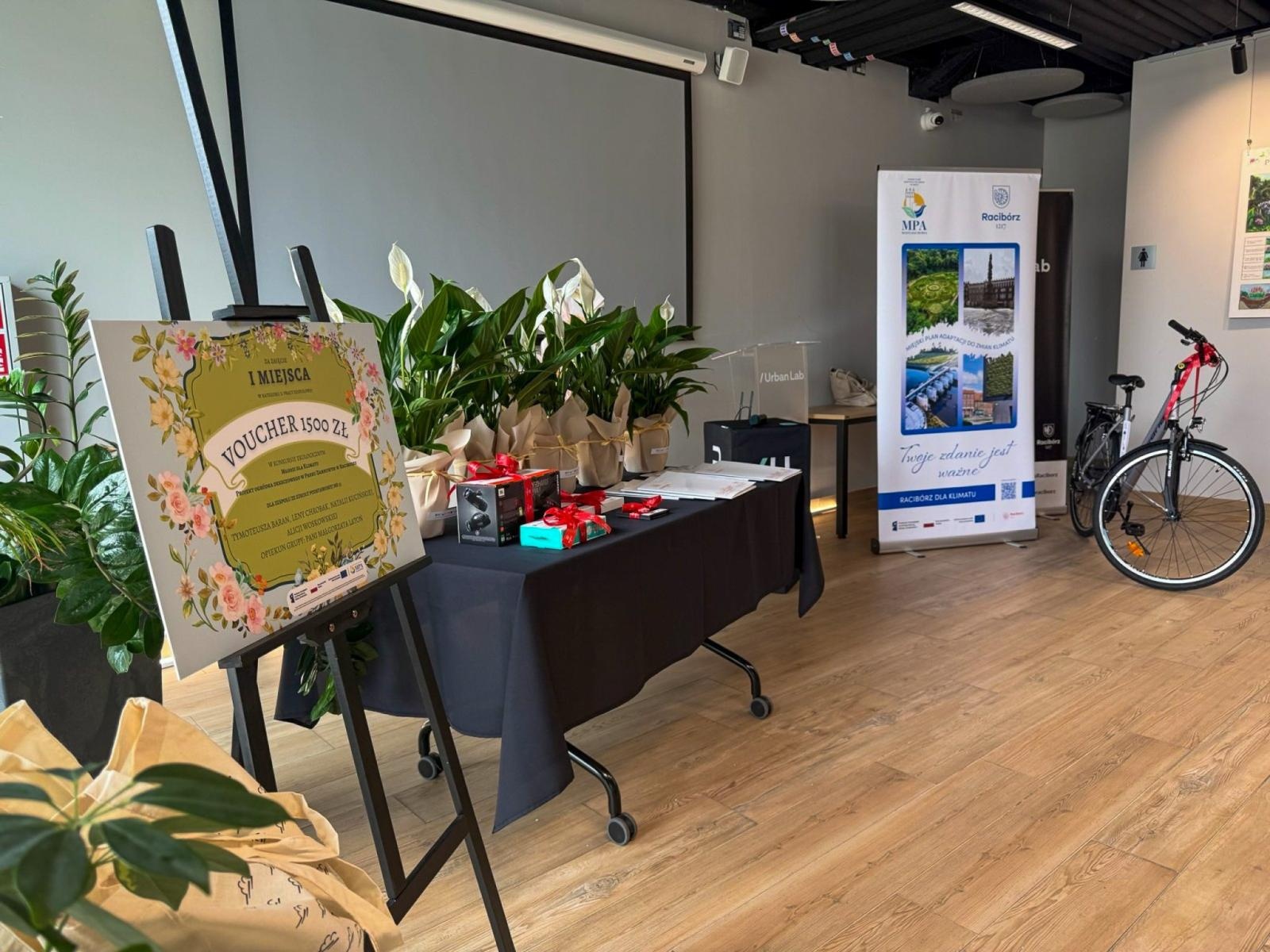 Zdjęcie w galerii na portalu naszraciborz.pl: Młodzi dla klimatu. Wręczono nagrody za projekt ogródka deszczowego przy Mechaniku wiadomości z regionu