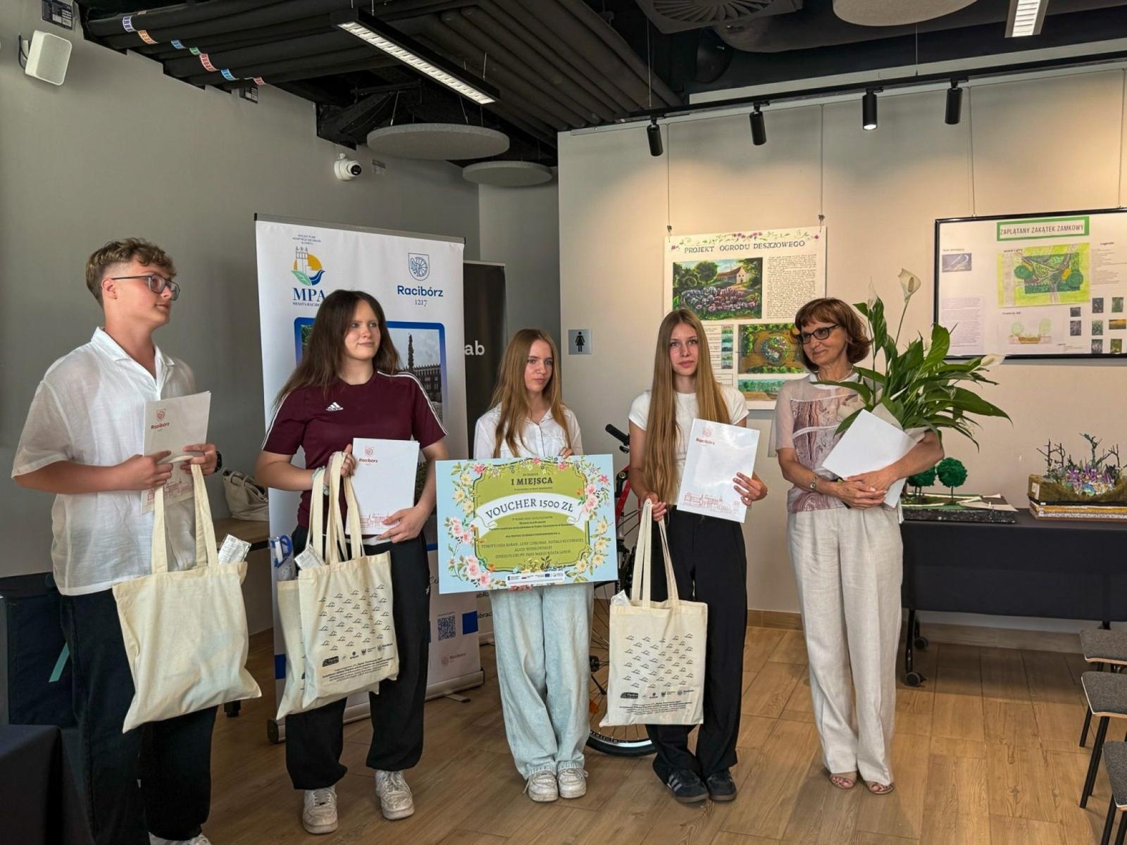 Zdjęcie w galerii na portalu naszraciborz.pl: Młodzi dla klimatu. Wręczono nagrody za projekt ogródka deszczowego przy Mechaniku wiadomości z regionu
