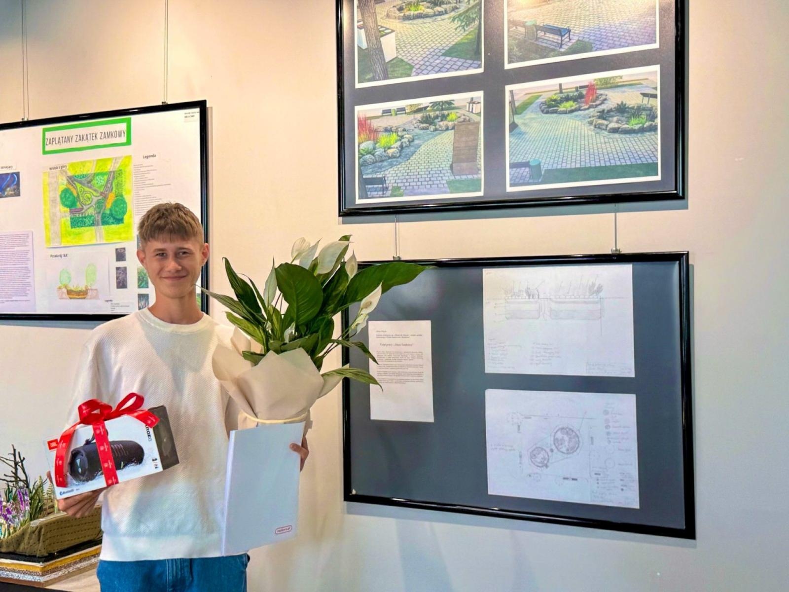 Zdjęcie w galerii na portalu naszraciborz.pl: Młodzi dla klimatu. Wręczono nagrody za projekt ogródka deszczowego przy Mechaniku wiadomości z regionu