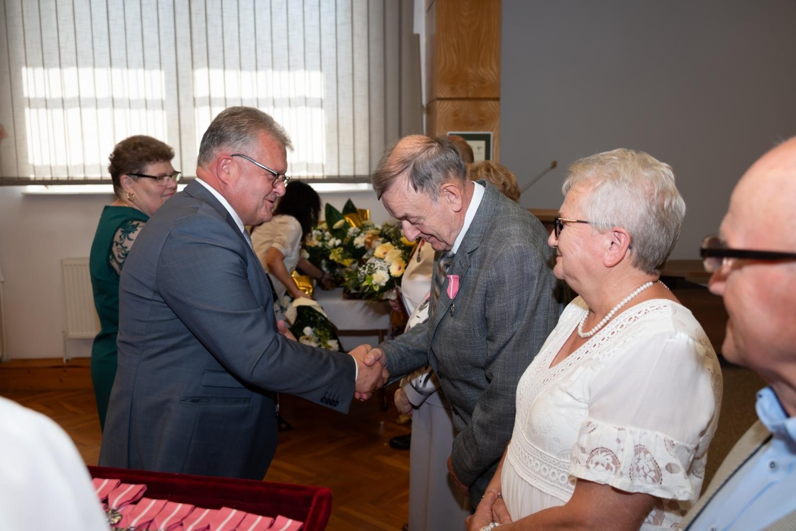 Zdjęcie w galerii na portalu naszraciborz.pl: Złote Gody w Gminie Krzyżanowice. Jubilaci odebrali medale za 50 lat małżeństwa wiadomości z regionu