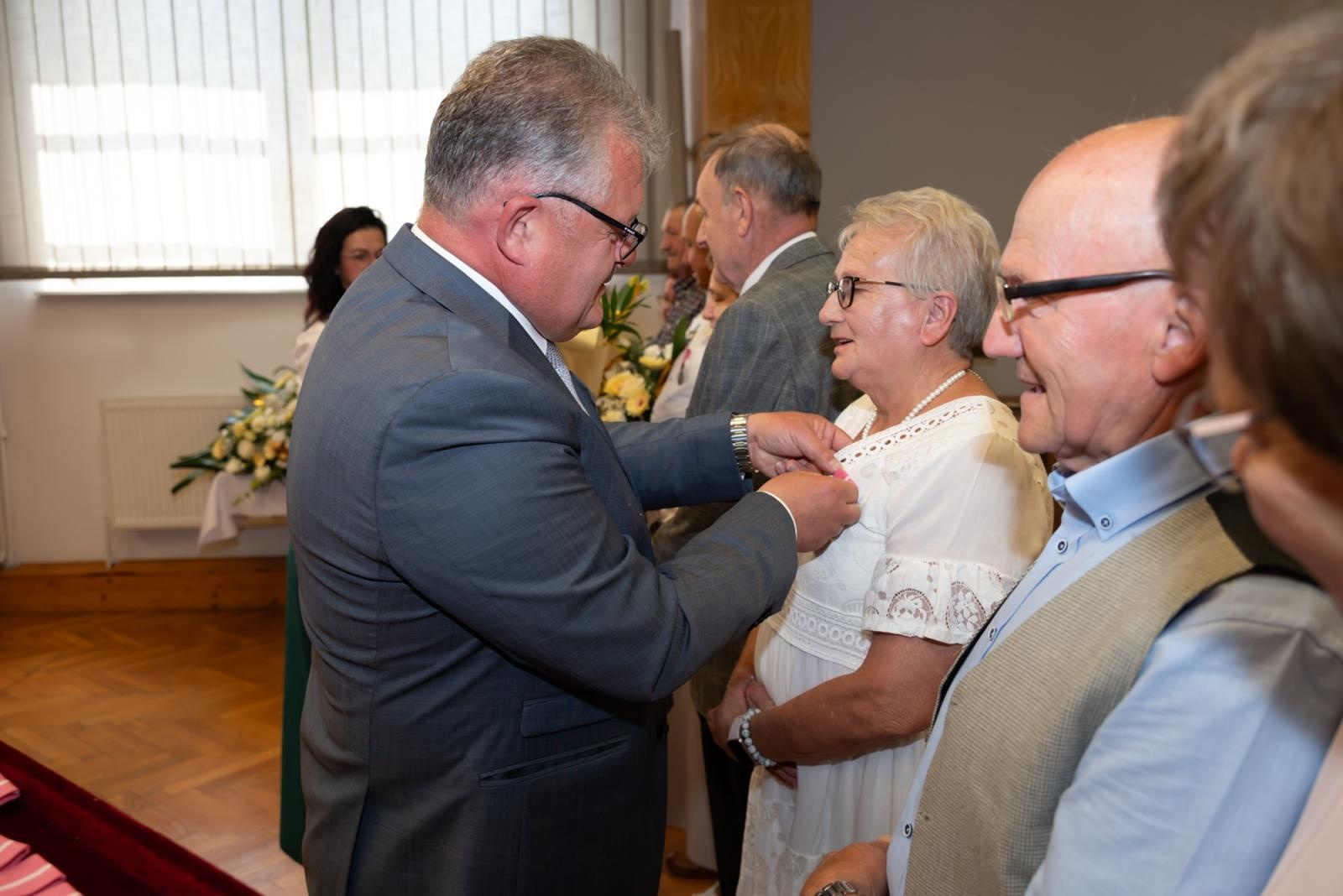 Zdjęcie w galerii na portalu naszraciborz.pl: Złote Gody w Gminie Krzyżanowice. Jubilaci odebrali medale za 50 lat małżeństwa wiadomości z regionu