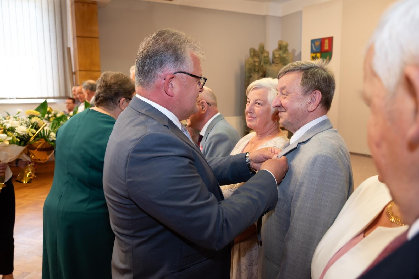 Zdjęcie w galerii na portalu naszraciborz.pl: Złote Gody w Gminie Krzyżanowice. Jubilaci odebrali medale za 50 lat małżeństwa wiadomości z regionu