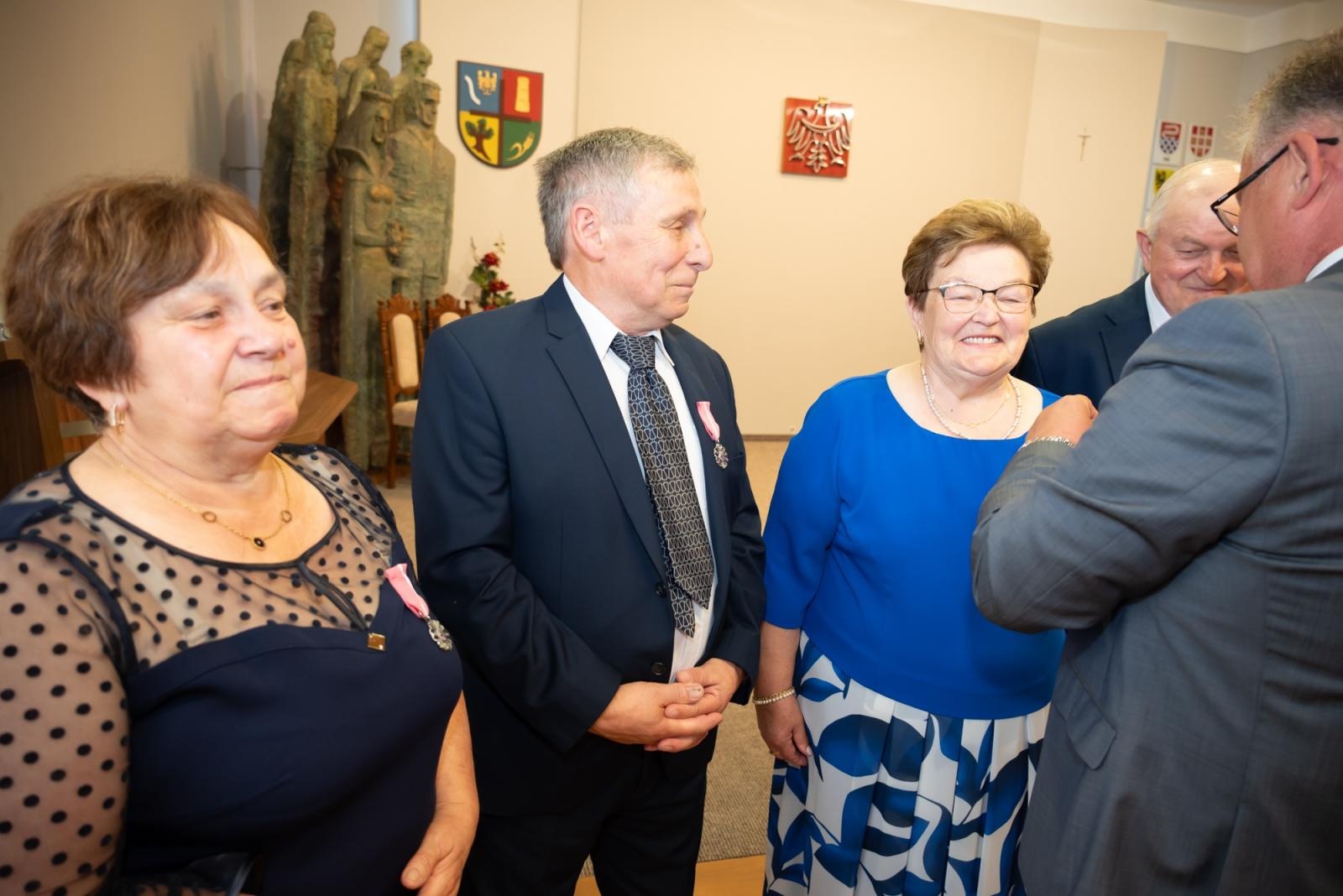 Zdjęcie w galerii na portalu naszraciborz.pl: Złote Gody w Gminie Krzyżanowice. Jubilaci odebrali medale za 50 lat małżeństwa wiadomości z regionu
