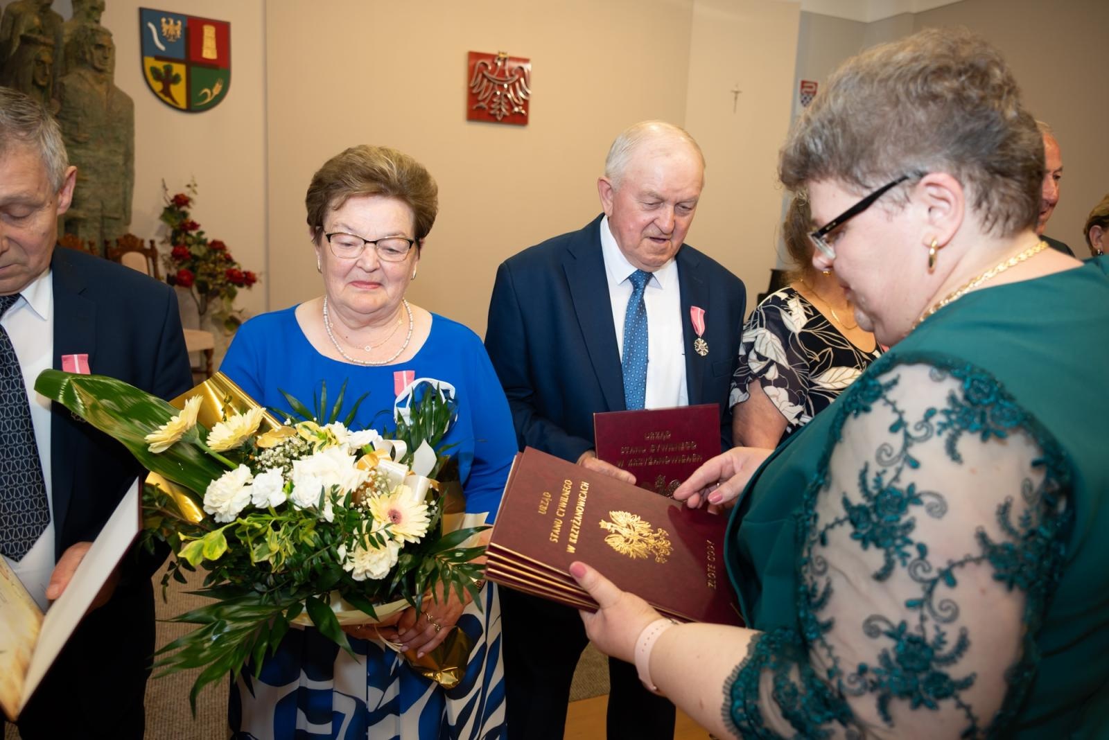 Zdjęcie w galerii na portalu naszraciborz.pl: Złote Gody w Gminie Krzyżanowice. Jubilaci odebrali medale za 50 lat małżeństwa wiadomości z regionu