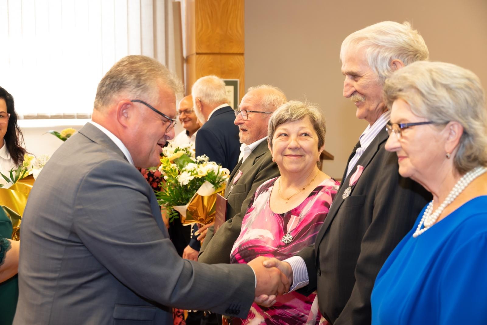Zdjęcie w galerii na portalu naszraciborz.pl: Złote Gody w Gminie Krzyżanowice. Jubilaci odebrali medale za 50 lat małżeństwa wiadomości z regionu
